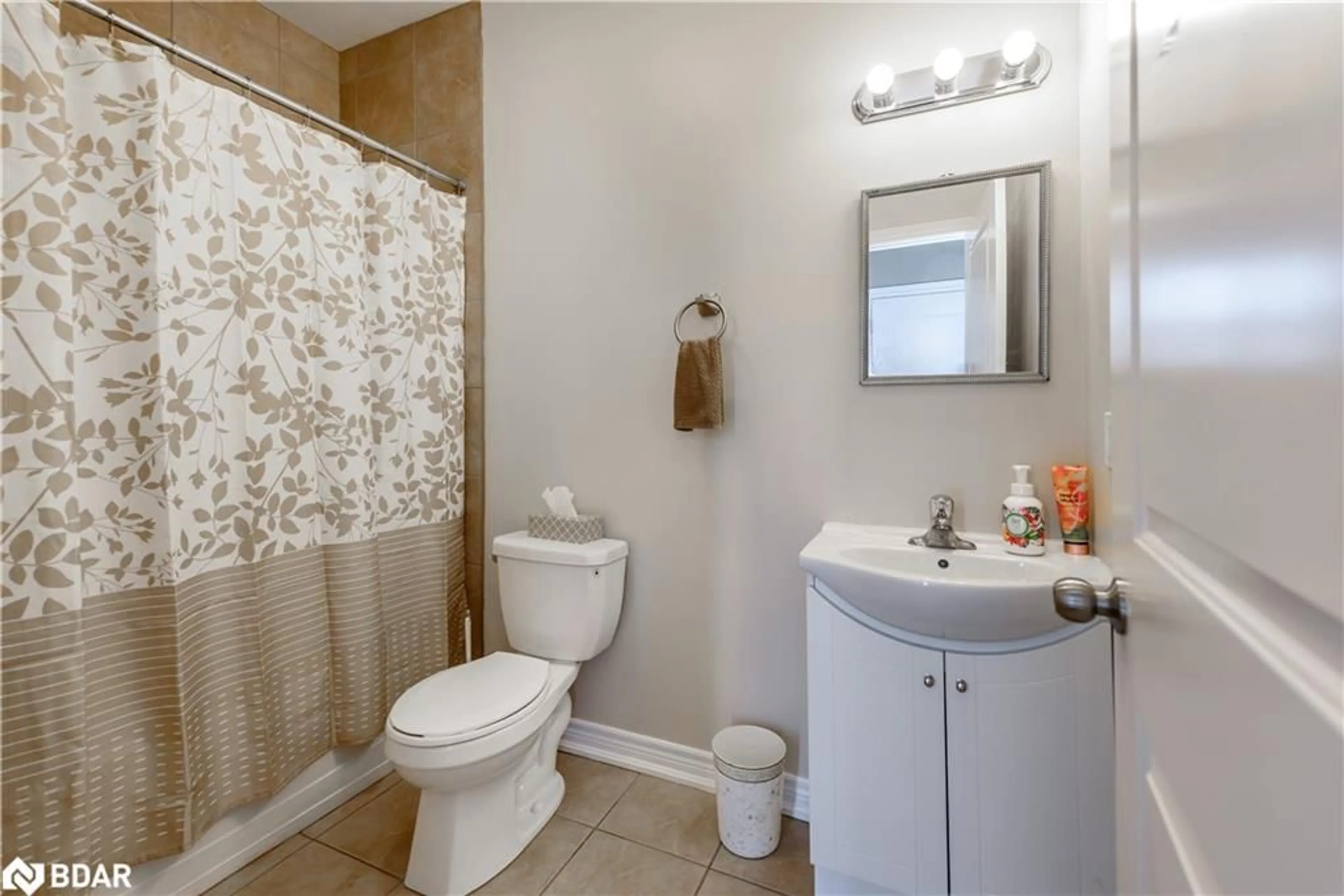 Standard bathroom, ceramic/tile floor for 81 Wellington Street North St, St. Catharines Ontario L2V 2E8