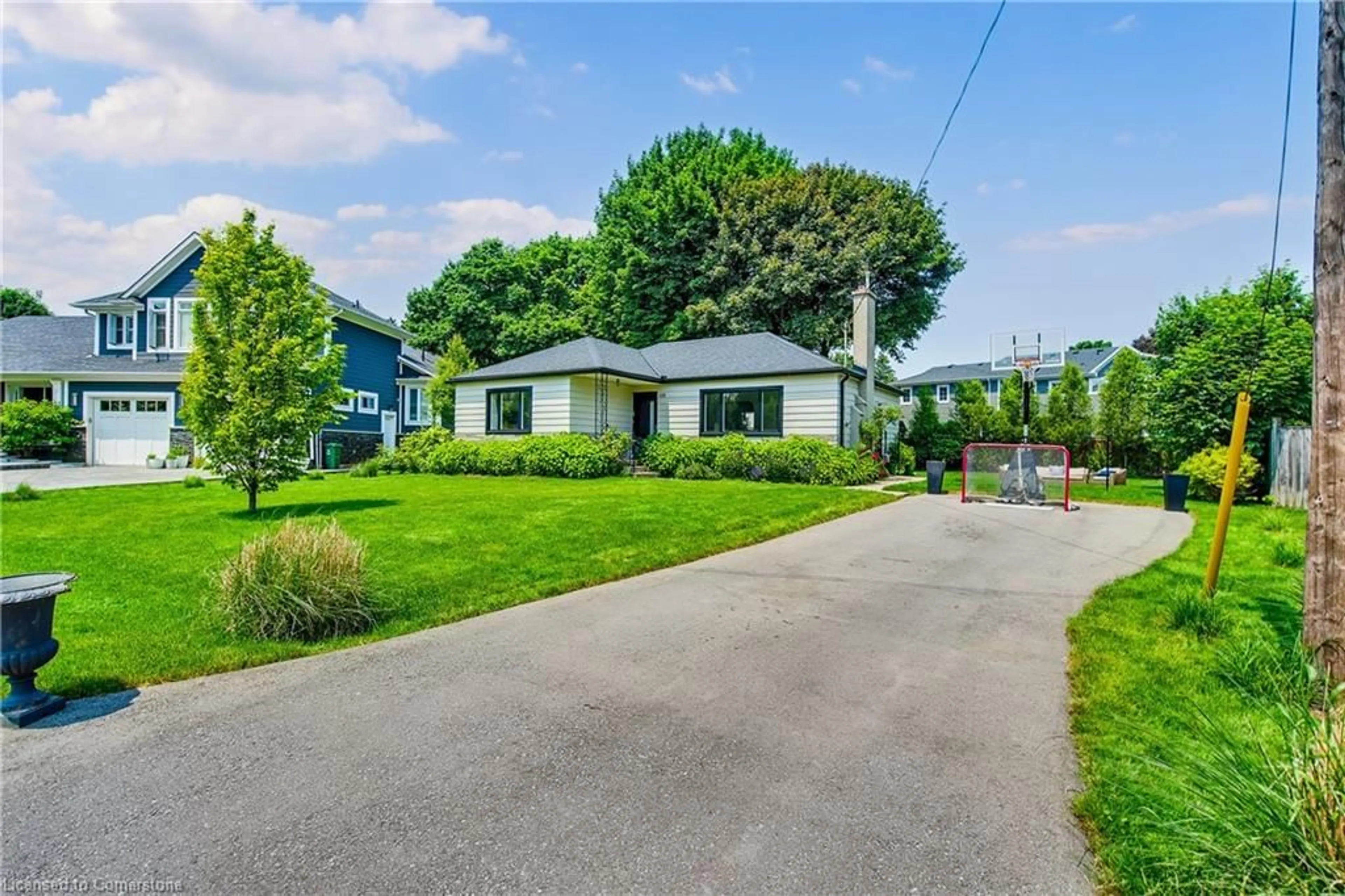 A pic from outside/outdoor area/front of a property/back of a property/a pic from drone, street for 108 Cumming Crt, Ancaster Ontario L9G 1V3