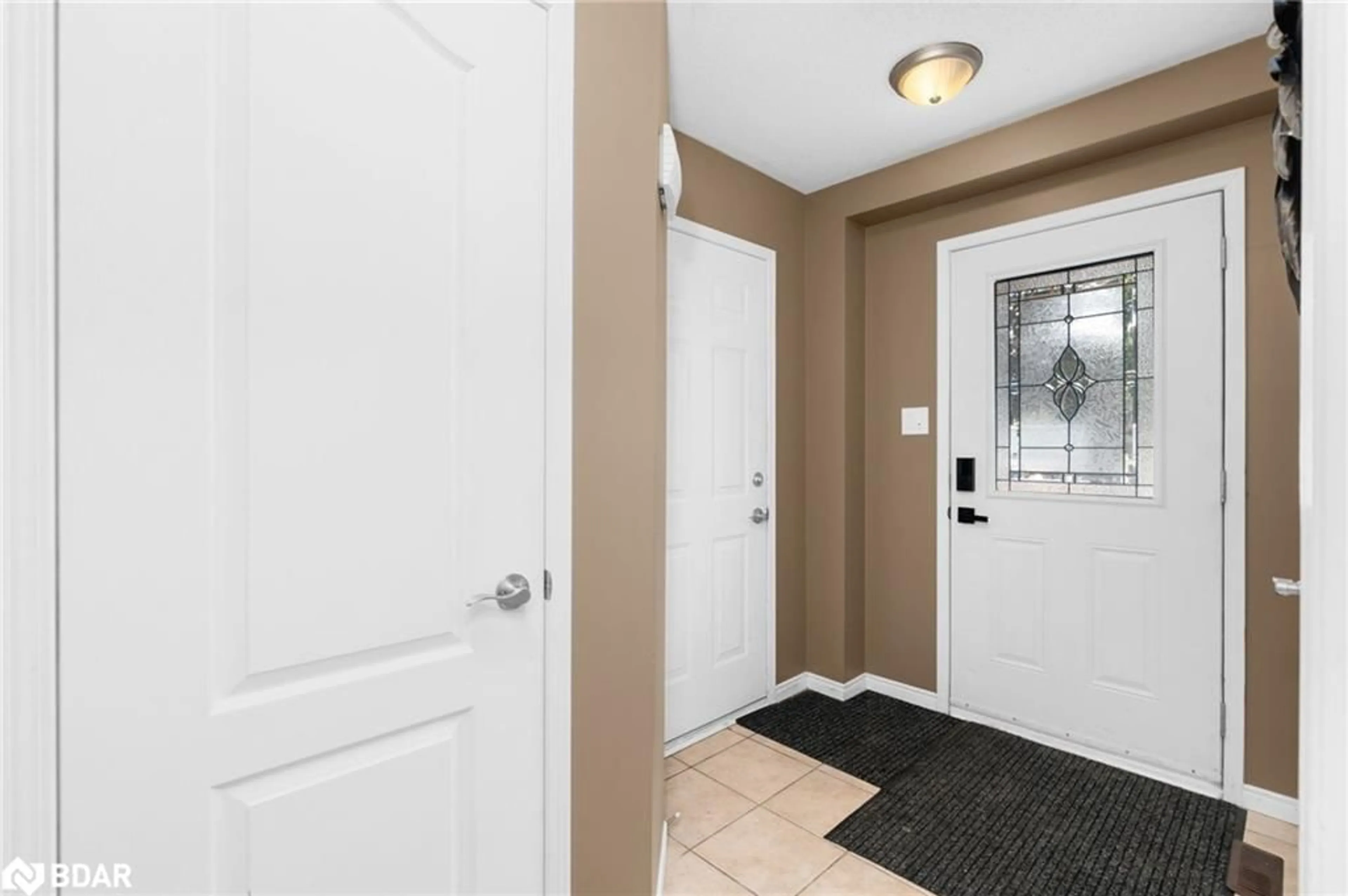 Indoor entryway for 63 Parkside Cres, Angus Ontario L3W 0K9