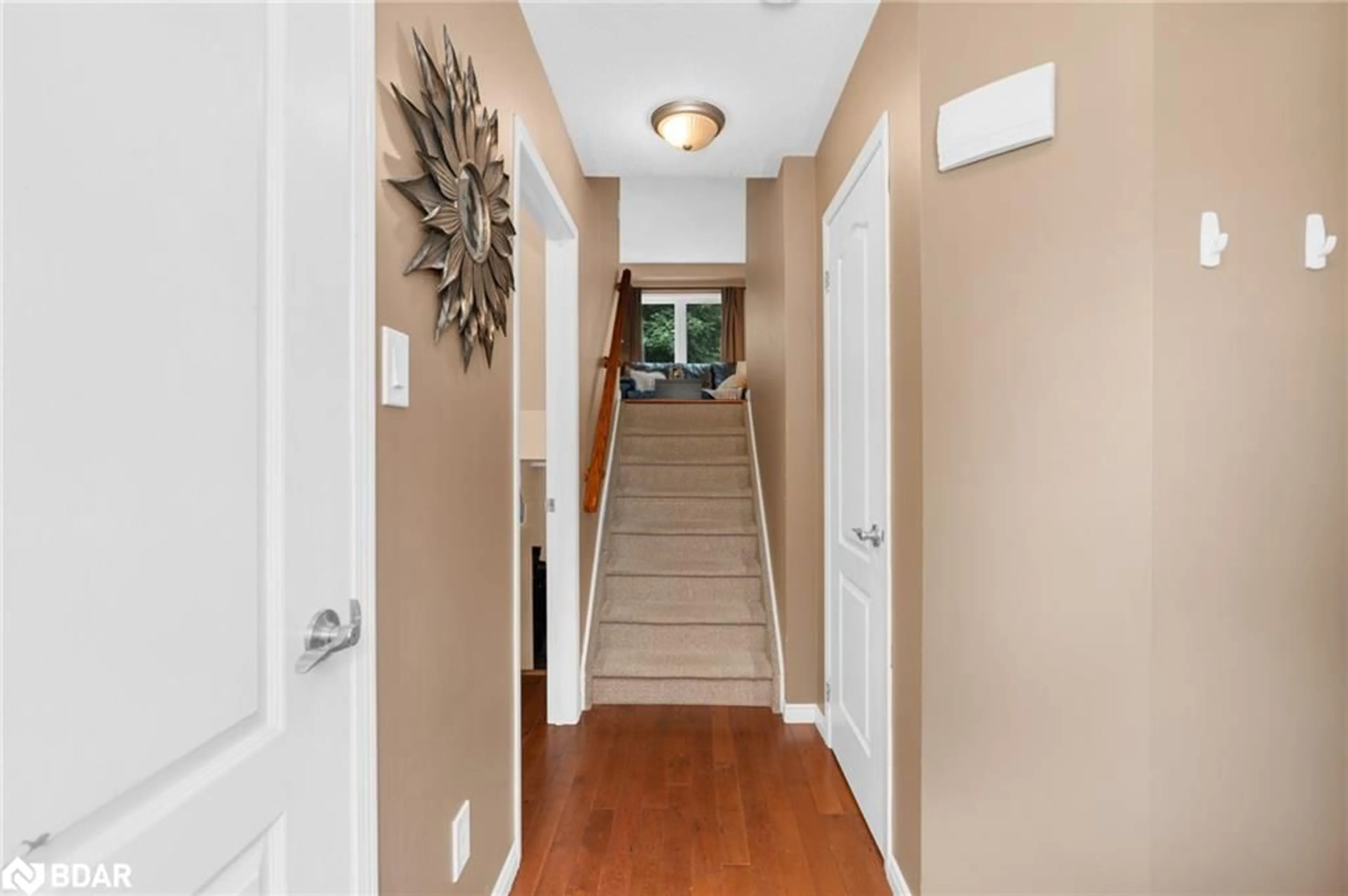 Indoor entryway for 63 Parkside Cres, Angus Ontario L3W 0K9