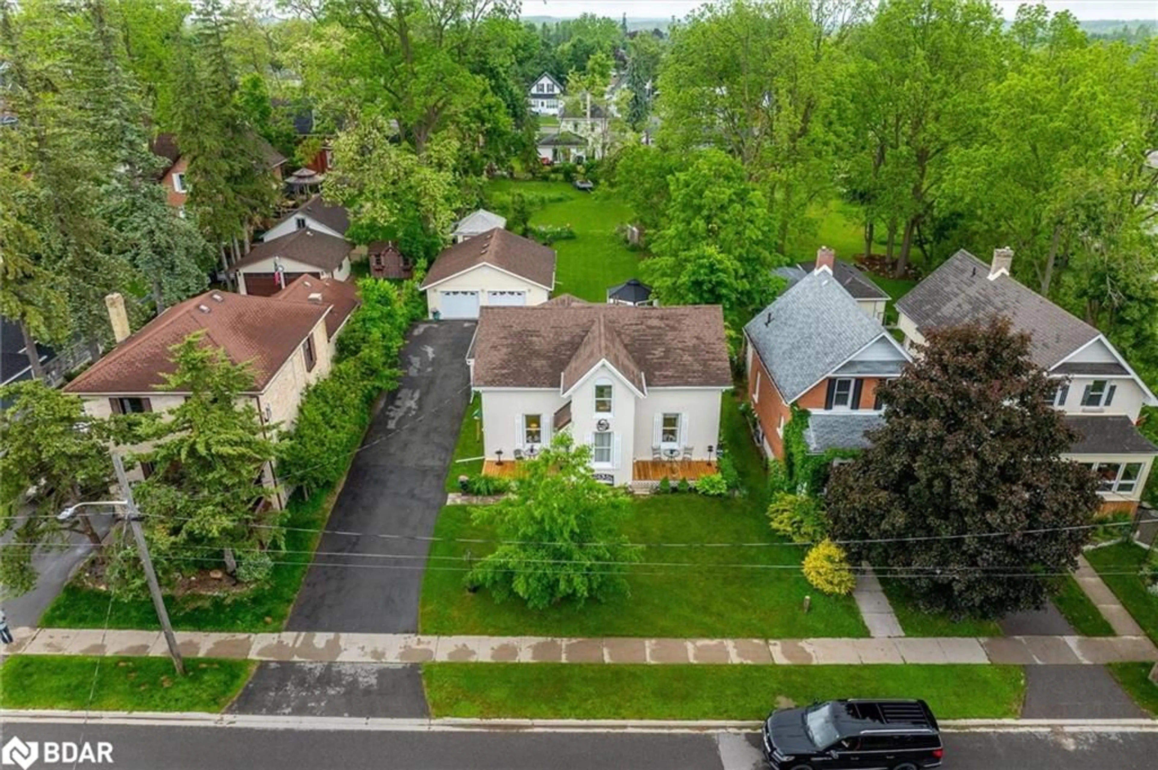 A pic from outside/outdoor area/front of a property/back of a property/a pic from drone, street for 8 Regent St, Lindsay Ontario K9V 3T7