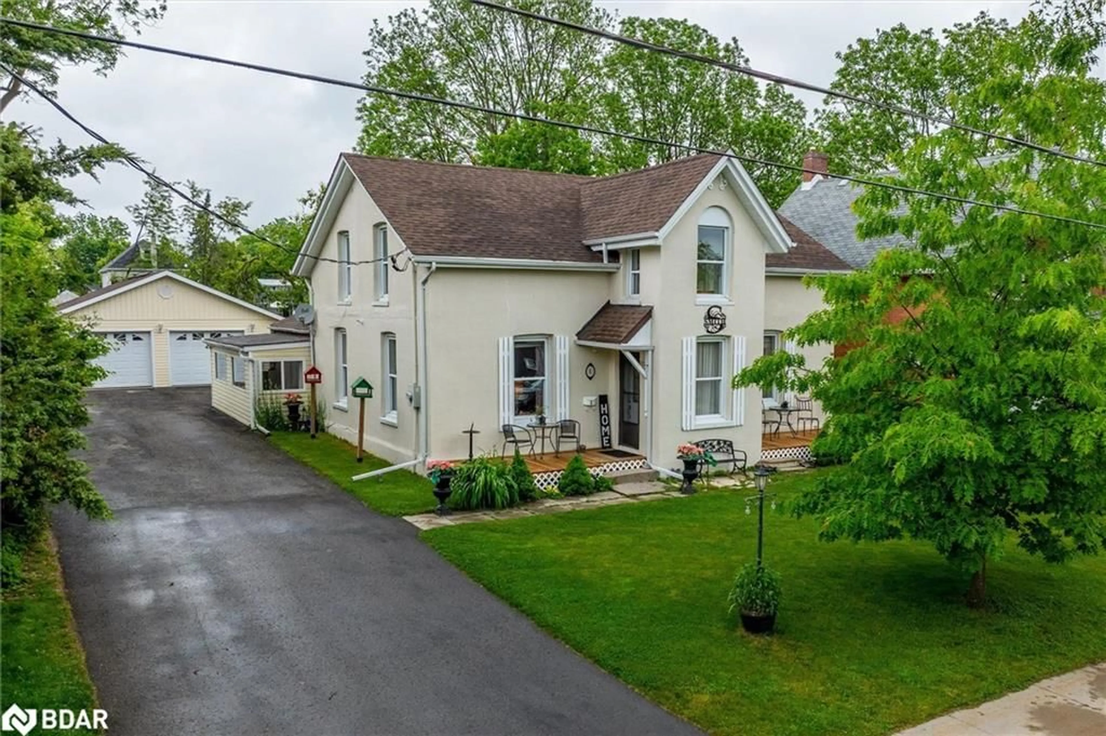 A pic from outside/outdoor area/front of a property/back of a property/a pic from drone, street for 8 Regent St, Lindsay Ontario K9V 3T7