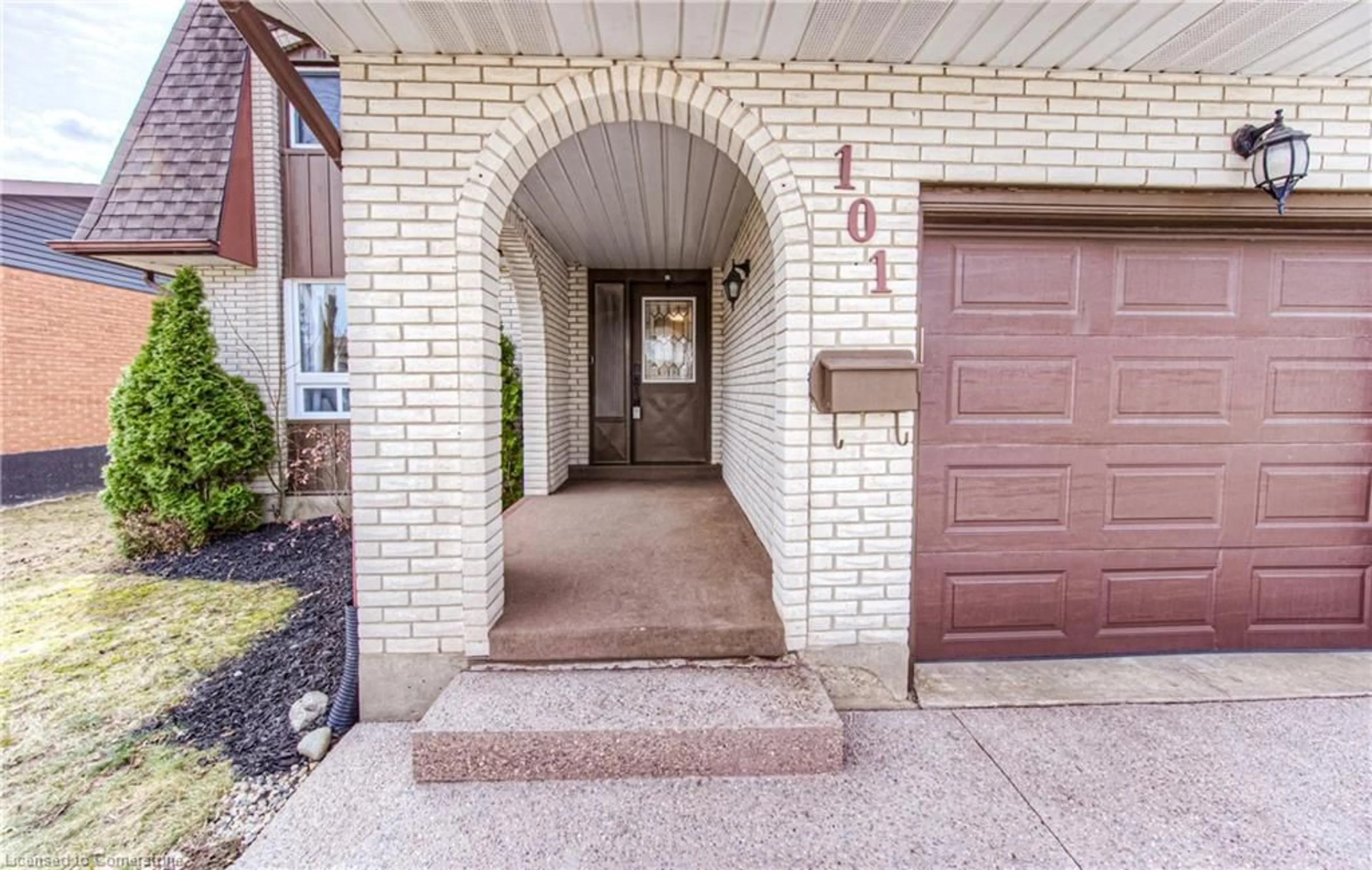 Indoor entryway for 101 Old Country Dr, Kitchener Ontario N2E 1S4