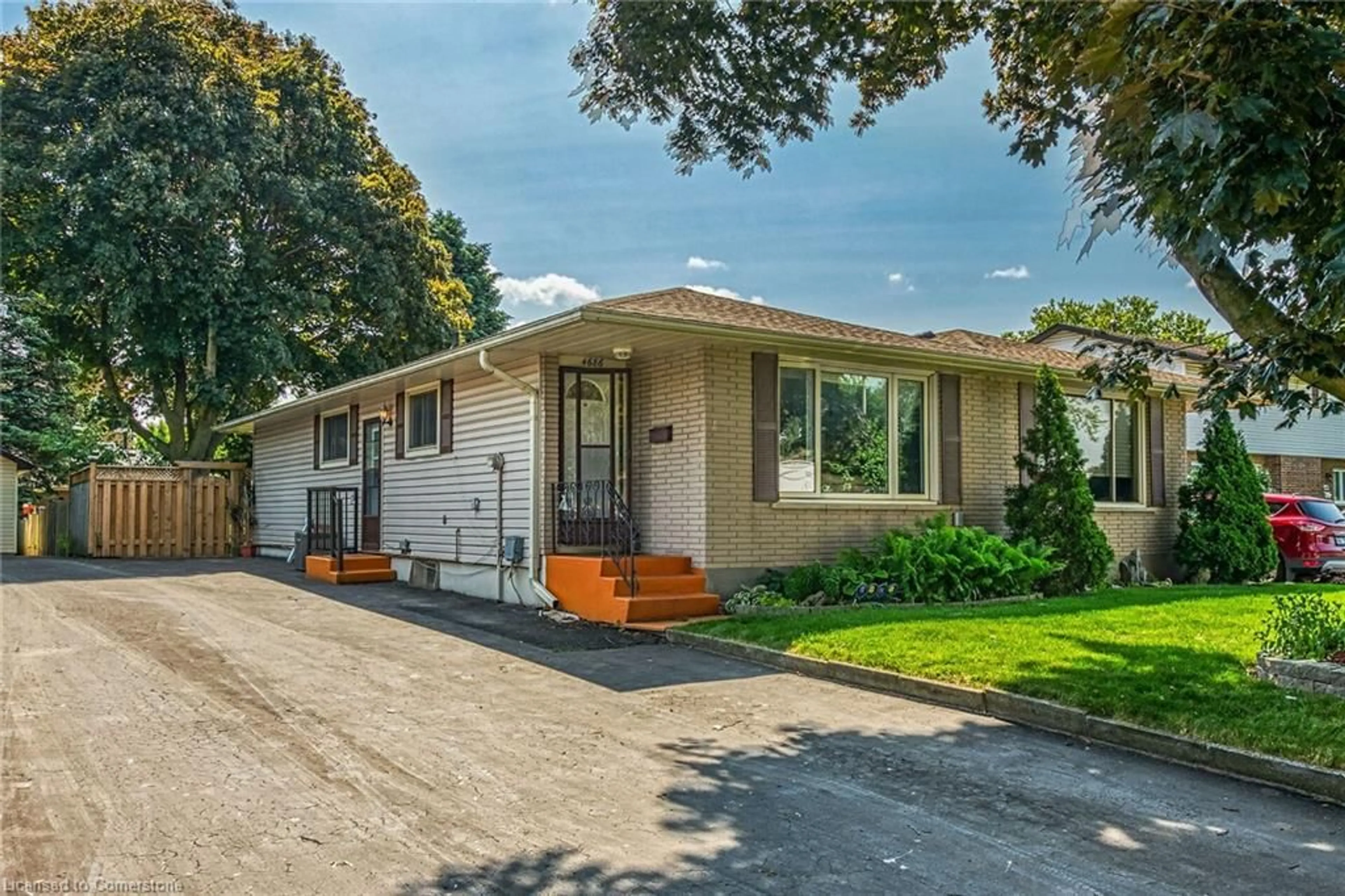 Home with vinyl exterior material, street for 4686 Pettit Ave, Niagara Falls Ontario L2E 6L5