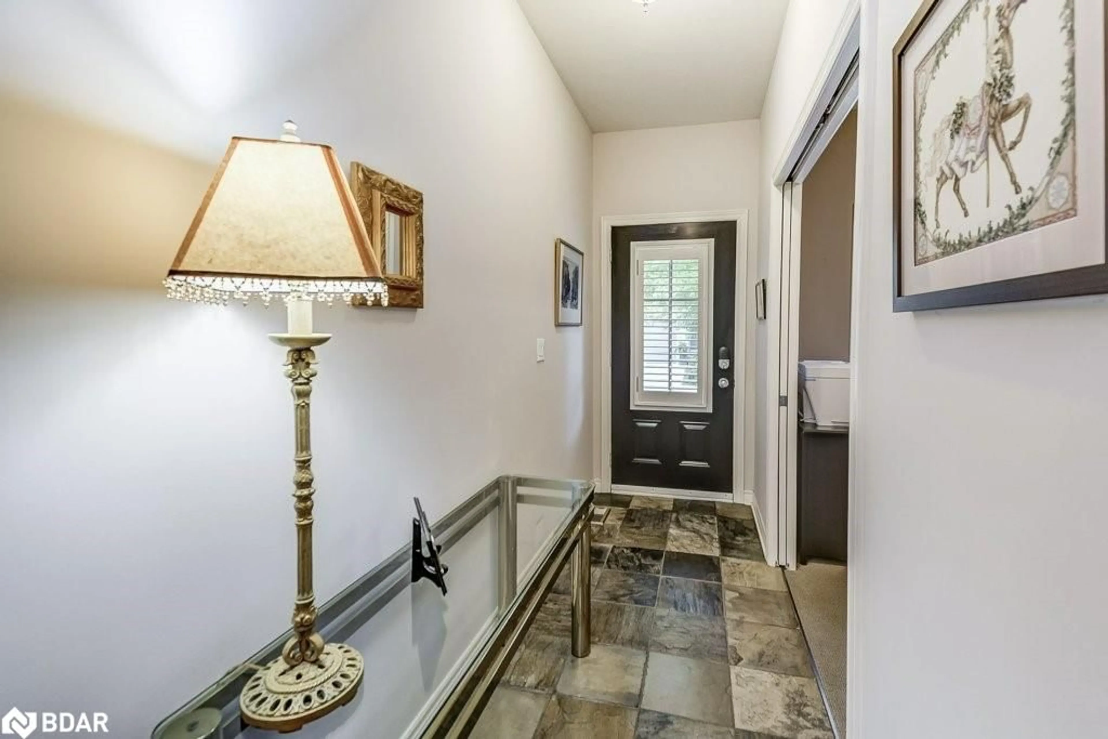 Indoor entryway for 1398 Pelham St, Fonthill Ontario L0S 1E7