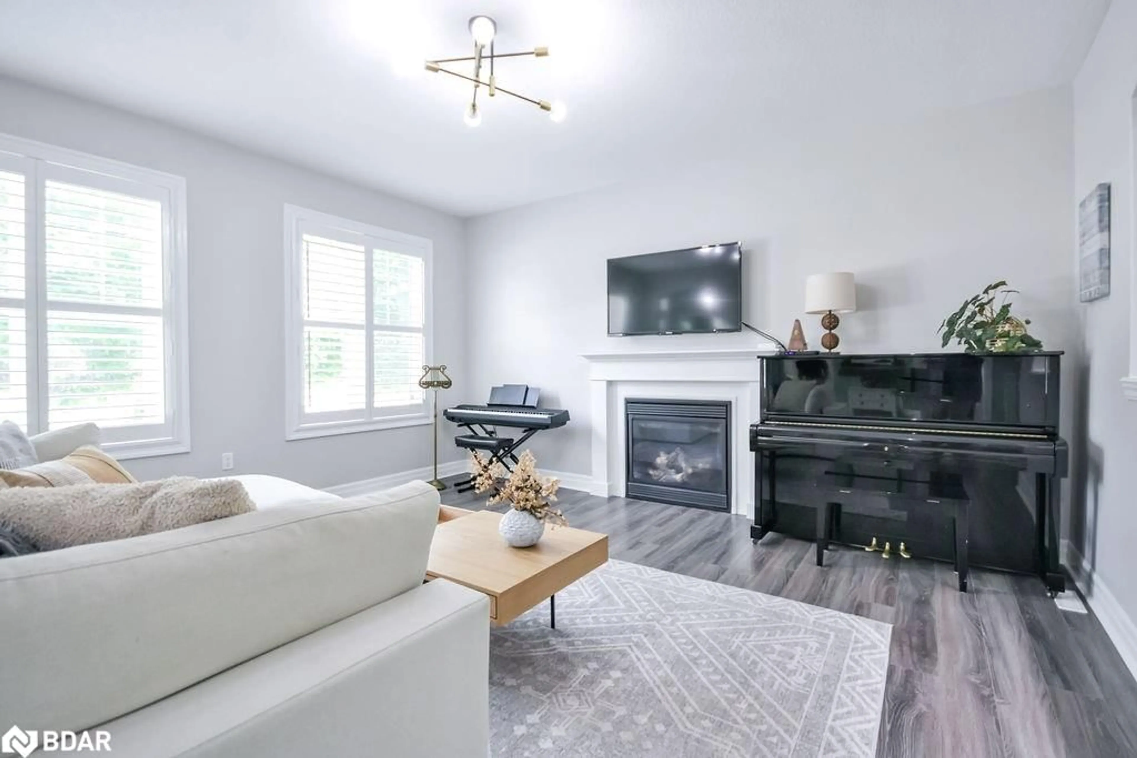 Living room with furniture, wood/laminate floor for 7 Windsong Cres, Bracebridge Ontario P1L 0A5