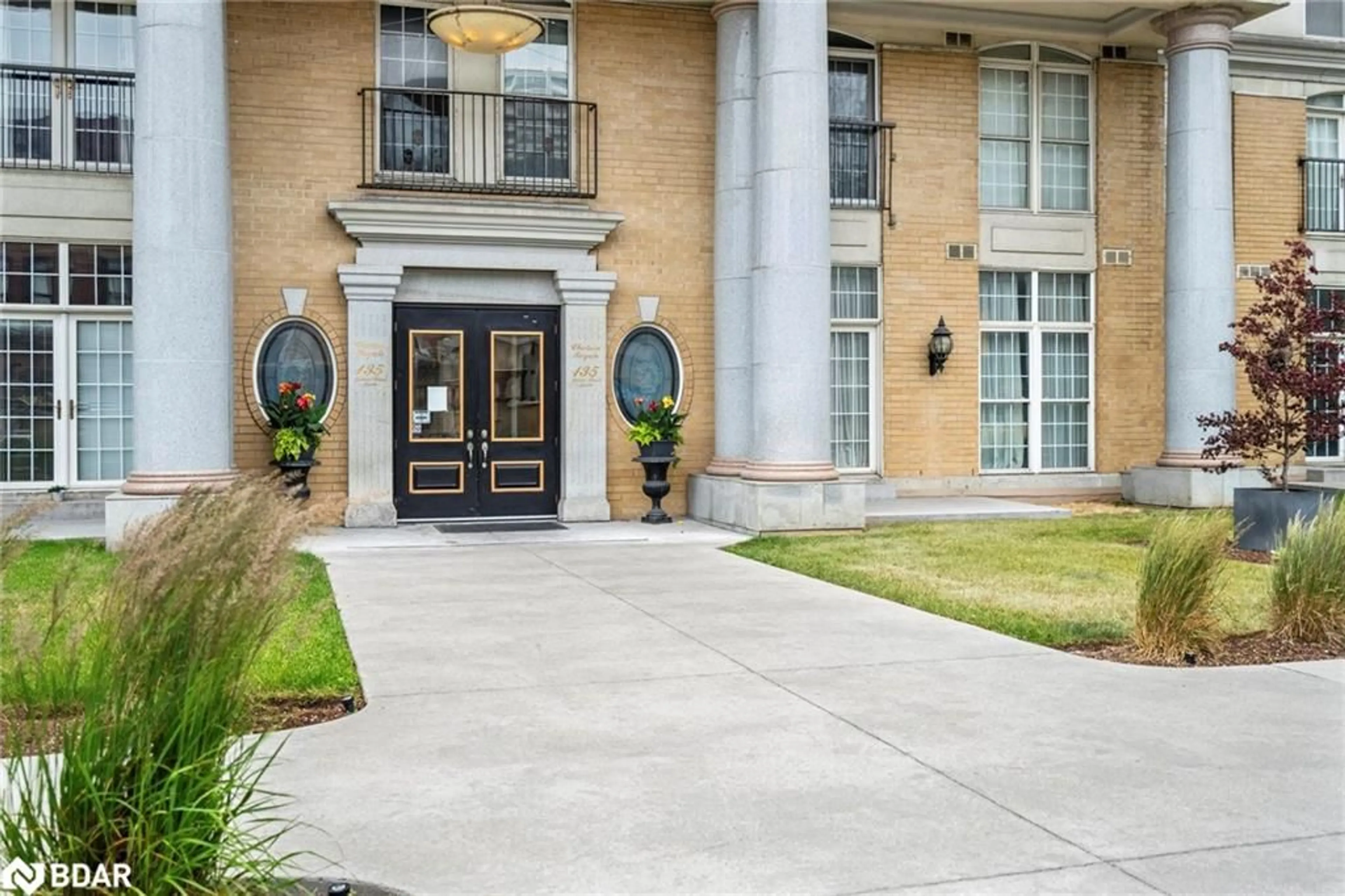 Indoor foyer for 135 James St #414, Hamilton Ontario L8P 2Z6