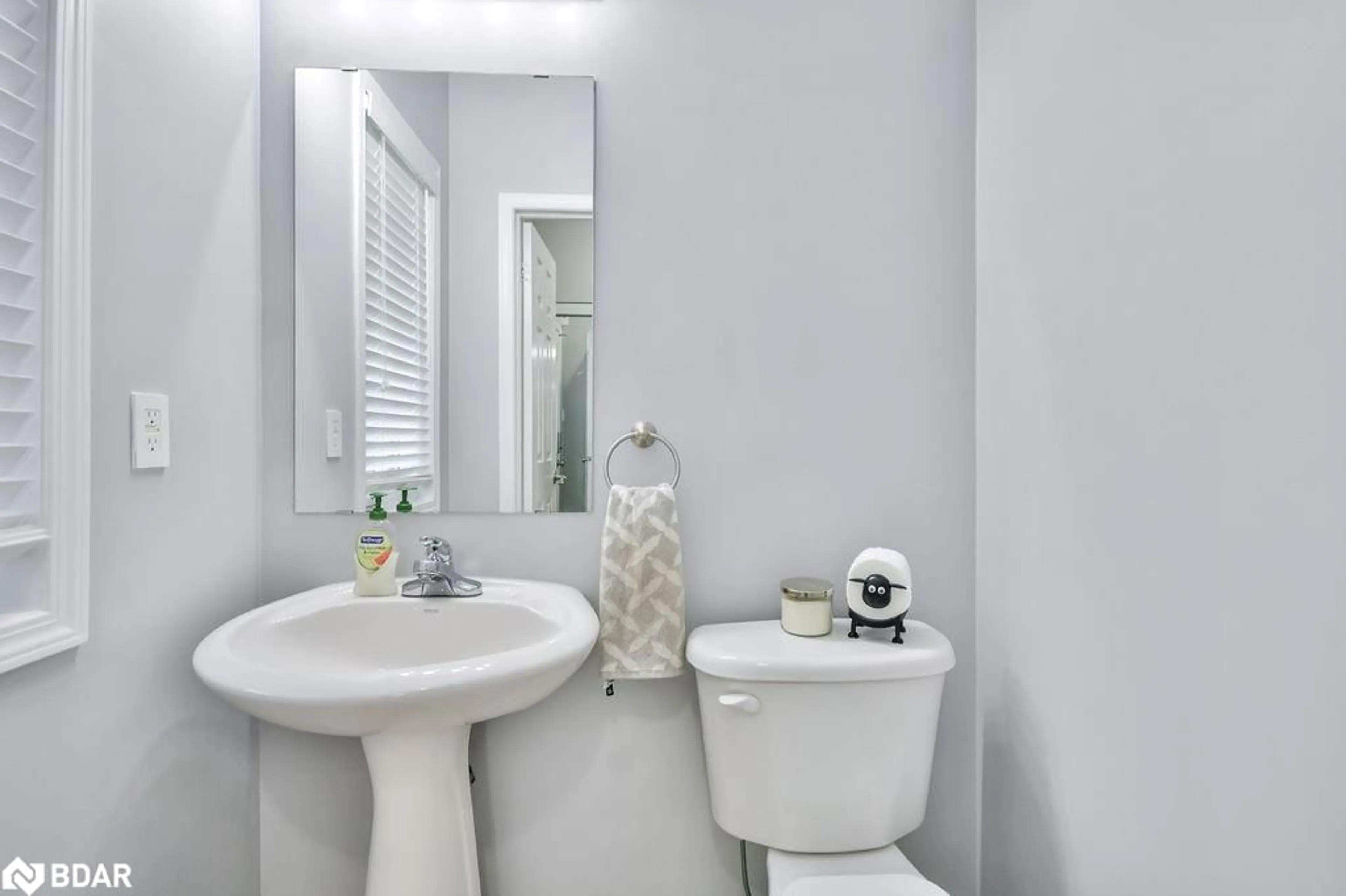 Standard bathroom, ceramic/tile floor for 27 Orleans Ave, Barrie Ontario L4M 0B6