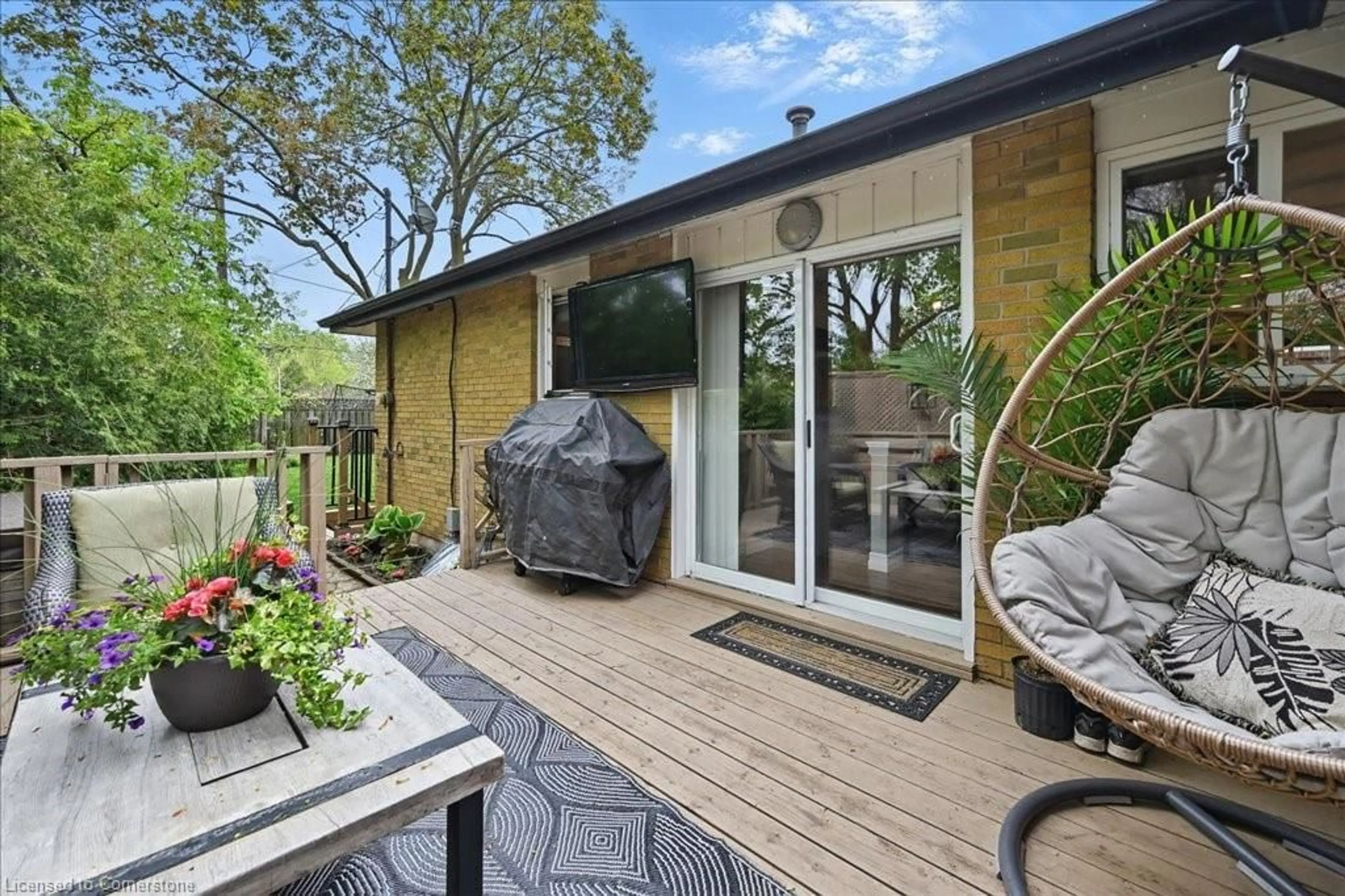 Patio, street for 747 Mullin Way, Burlington Ontario L7L 4J8