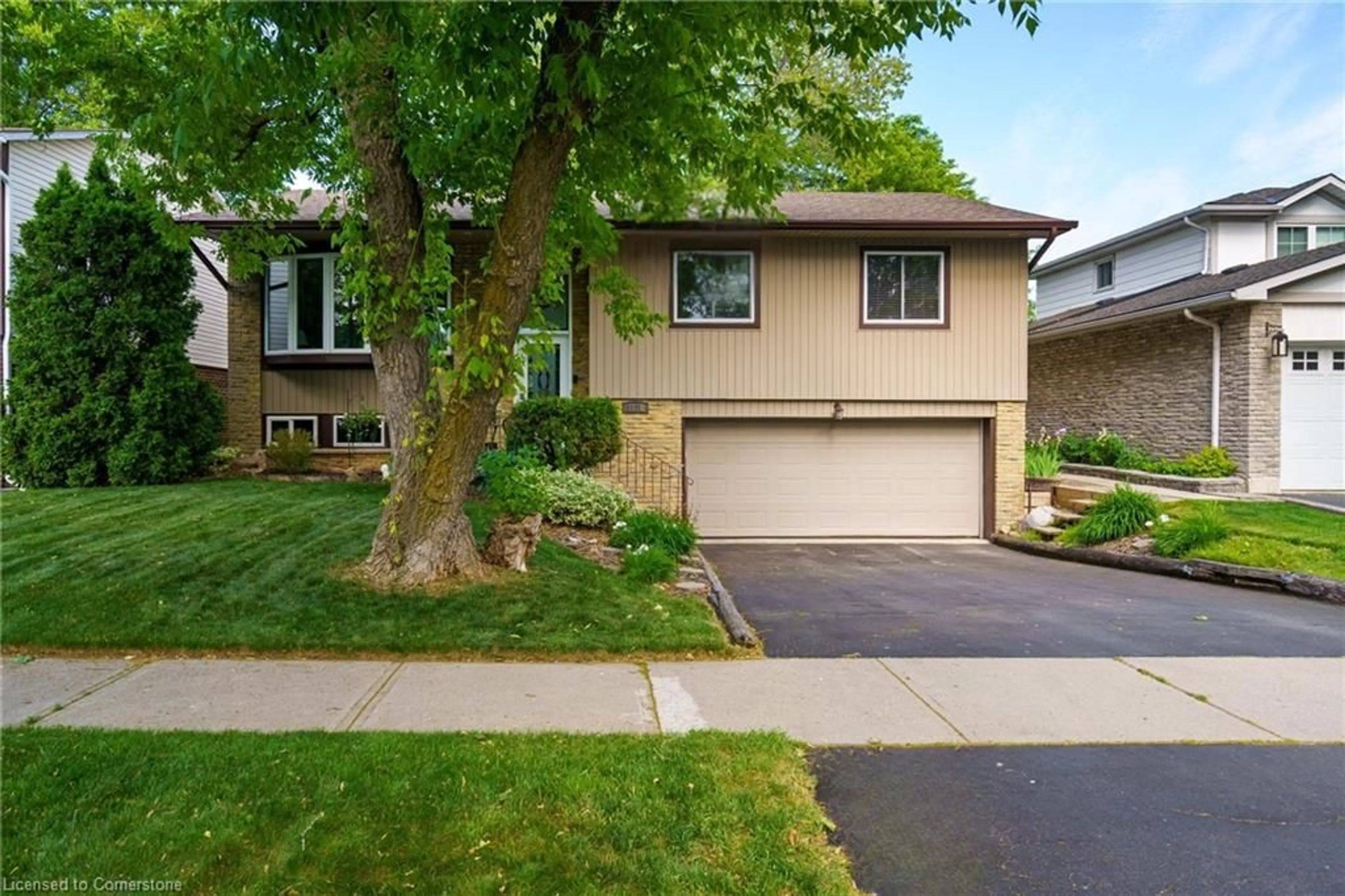 Home with vinyl exterior material, street for 3120 Bentworth Dr, Burlington Ontario L7M 1M2