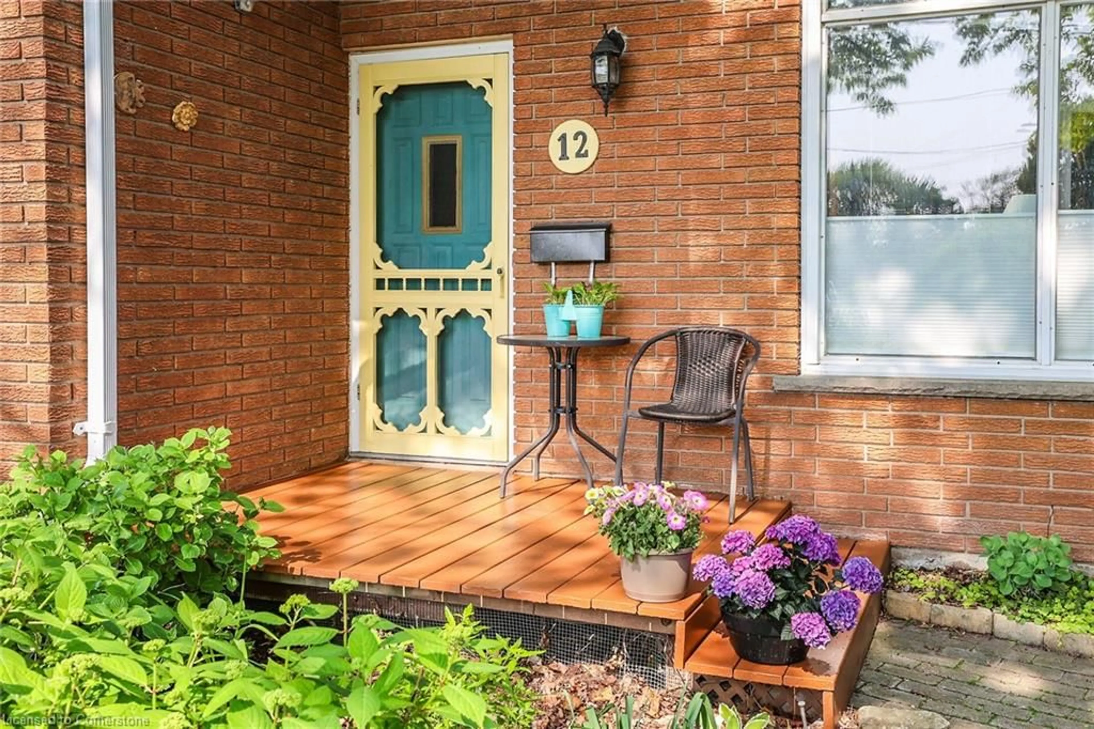 Indoor entryway for 12 Eldrid Crt, Grimsby Ontario L3M 1Z2