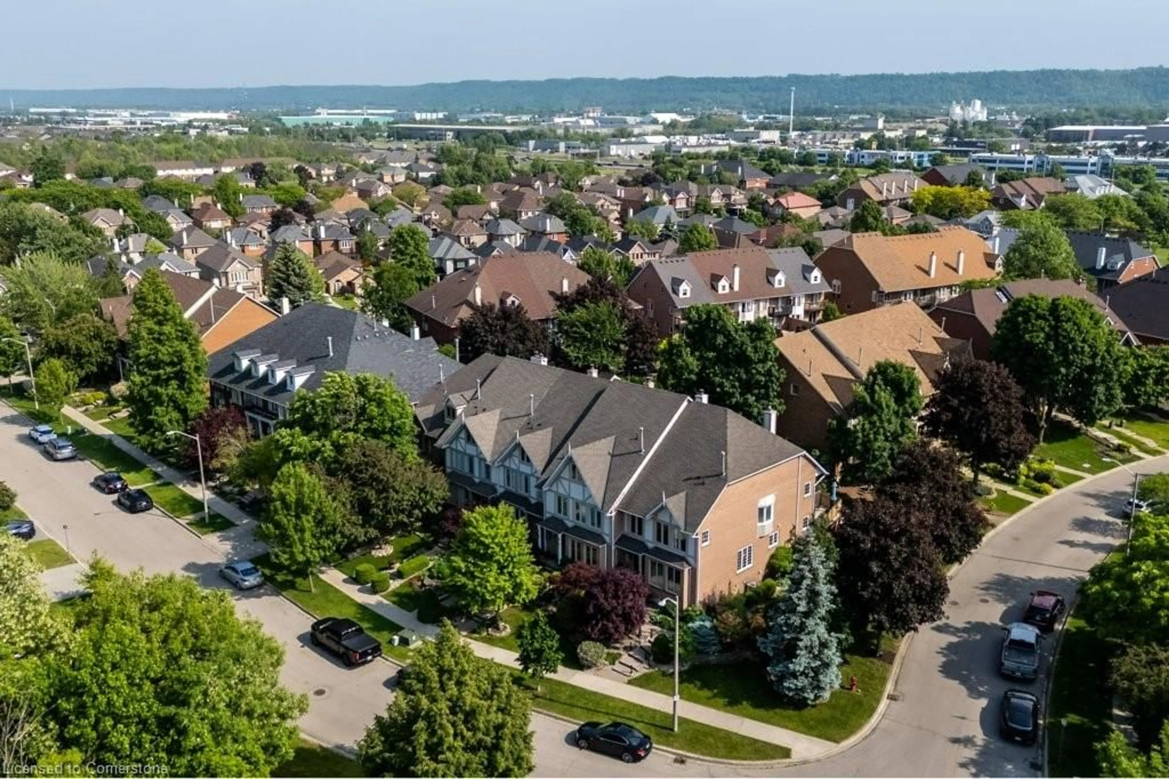 A pic from outside/outdoor area/front of a property/back of a property/a pic from drone, unknown for 90 Waterford Cres, Hamilton Ontario L8E 4Z9