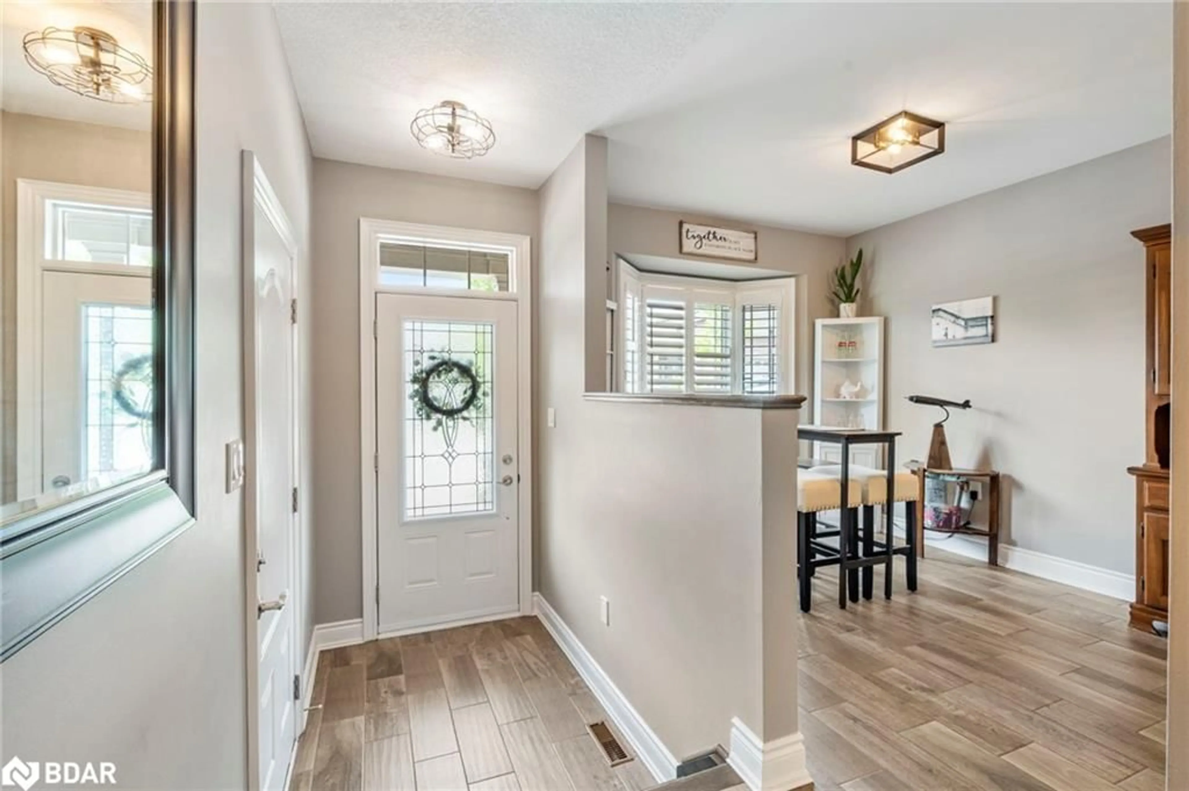 Indoor entryway for 17 Hillcrest Dr, New Tecumseth Ontario L9R 0N4