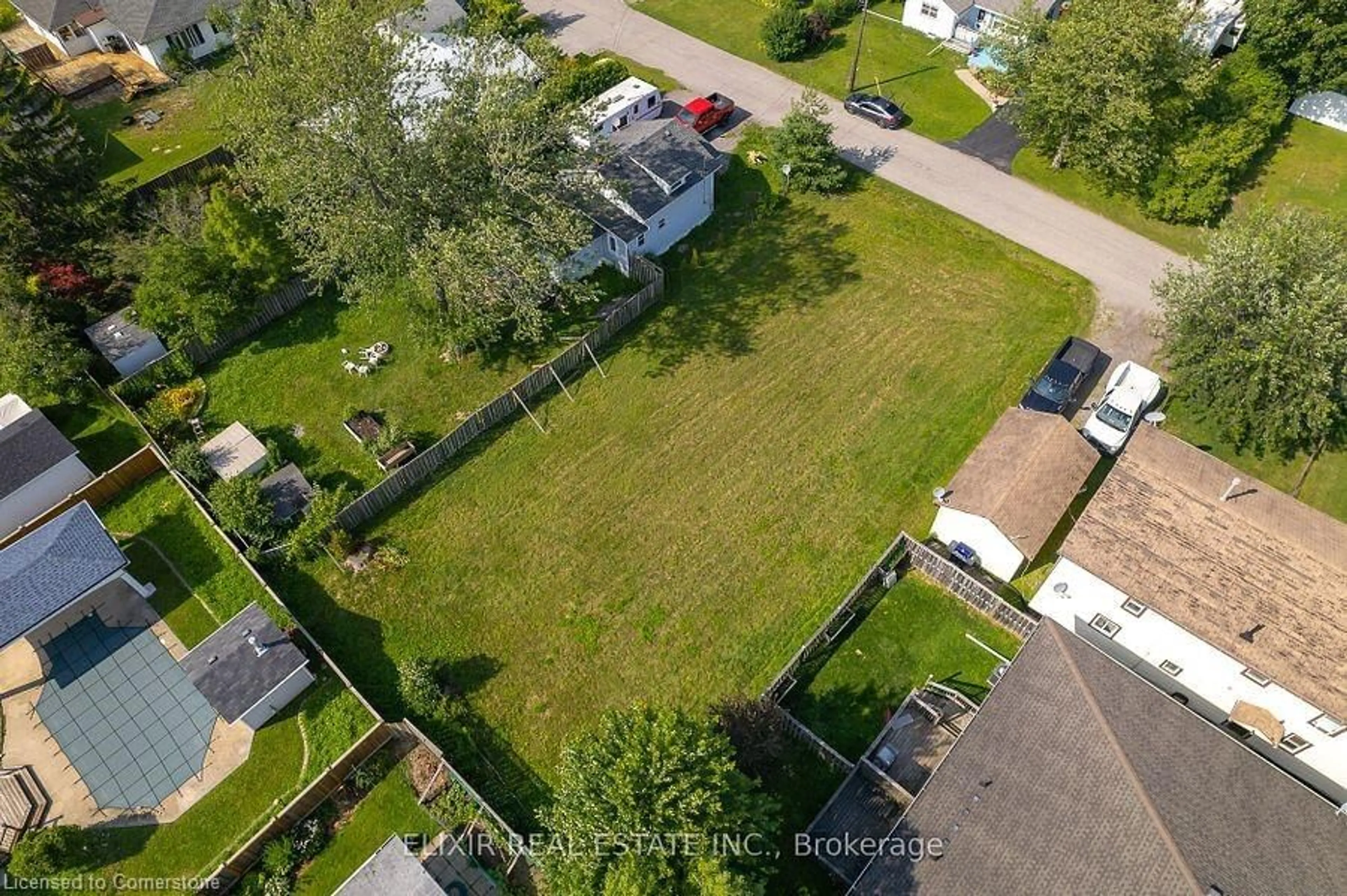 A pic from outside/outdoor area/front of a property/back of a property/a pic from drone, street for 401 Nelson Ave, Fort Erie Ontario L2A 1G4