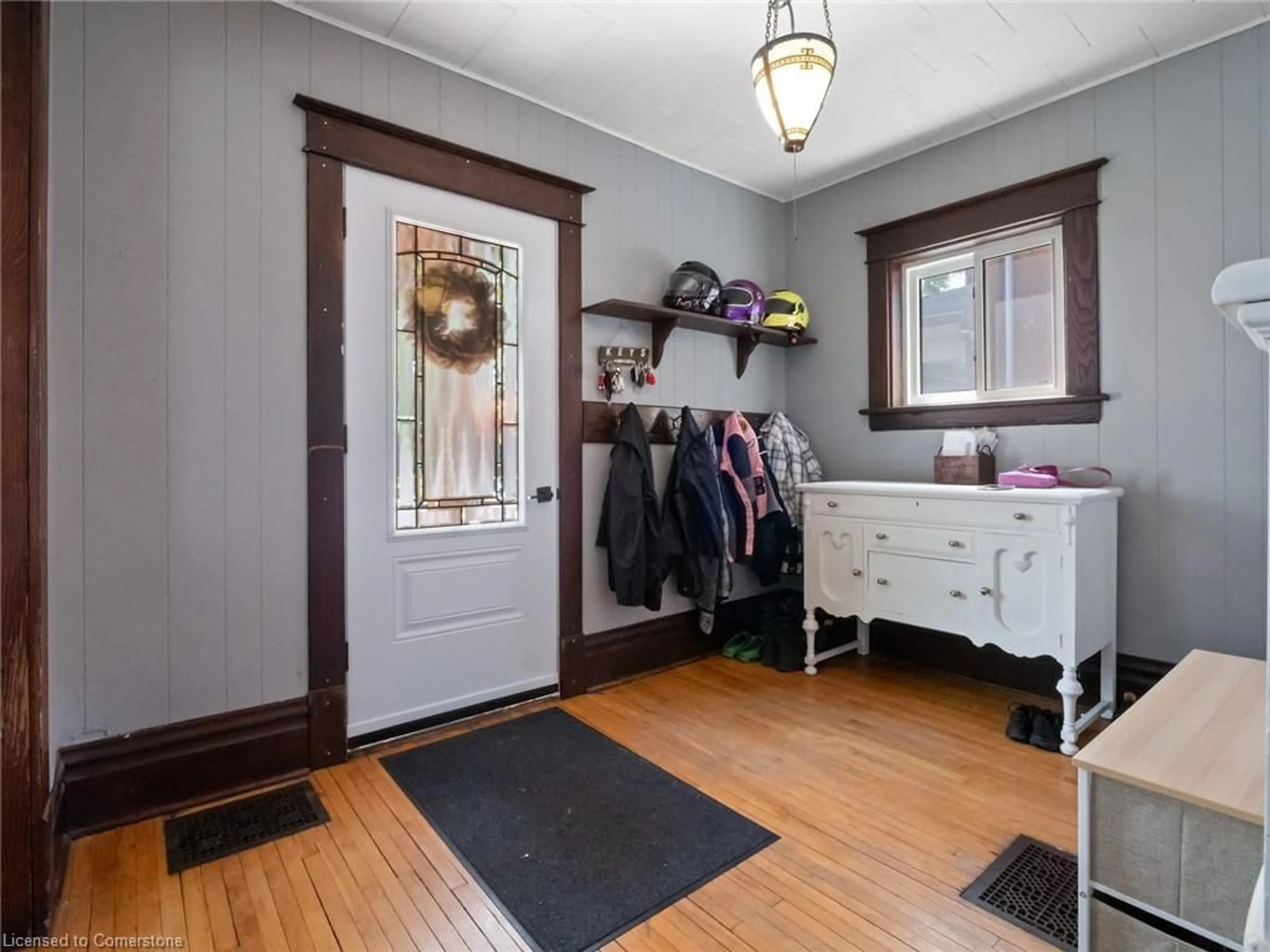 Indoor entryway for 48 Grove St, Welland Ontario L3B 4B4