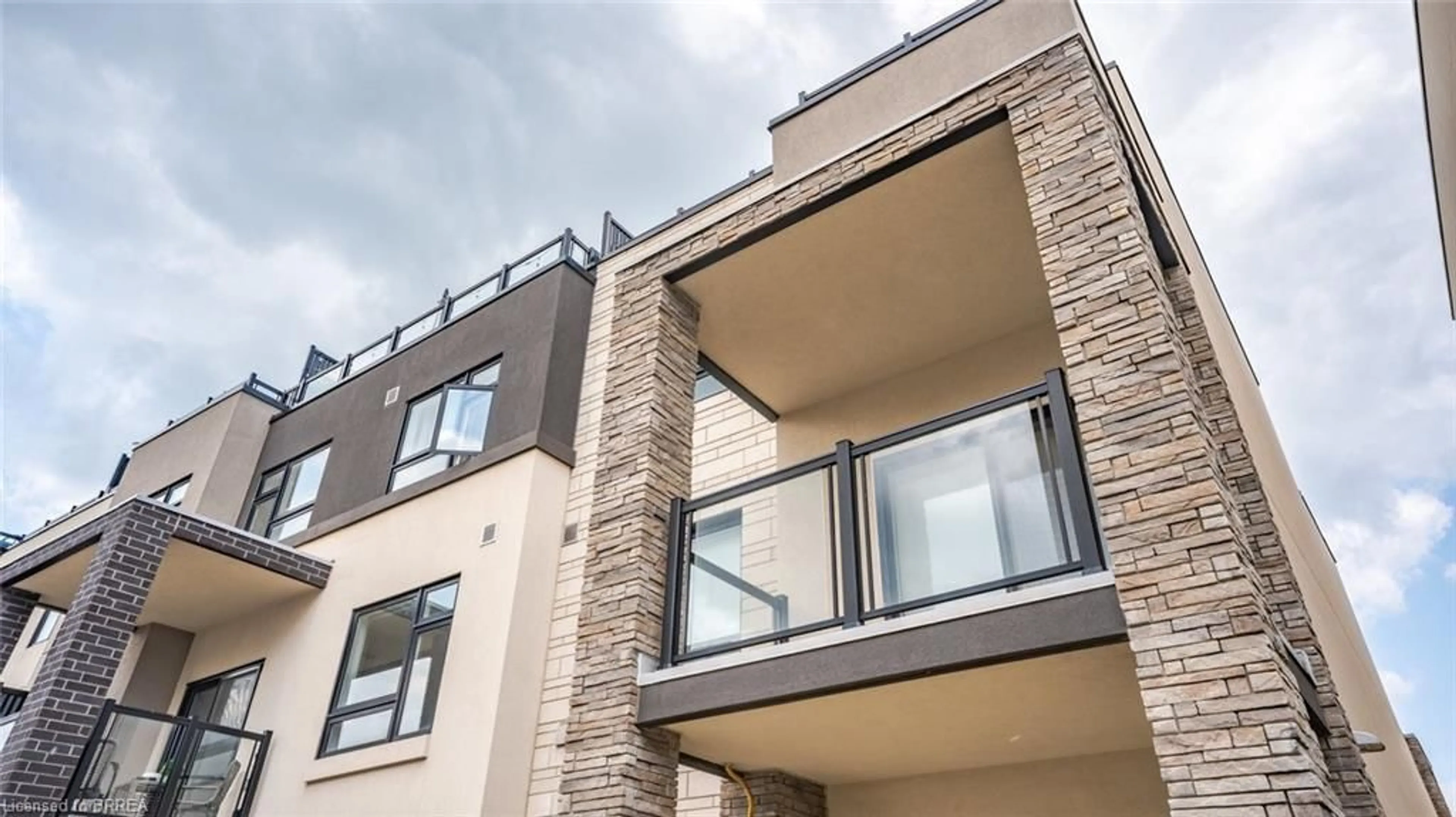 Home with brick exterior material, building for 1121 Cooke Blvd #21, Burlington Ontario L7T 0C3