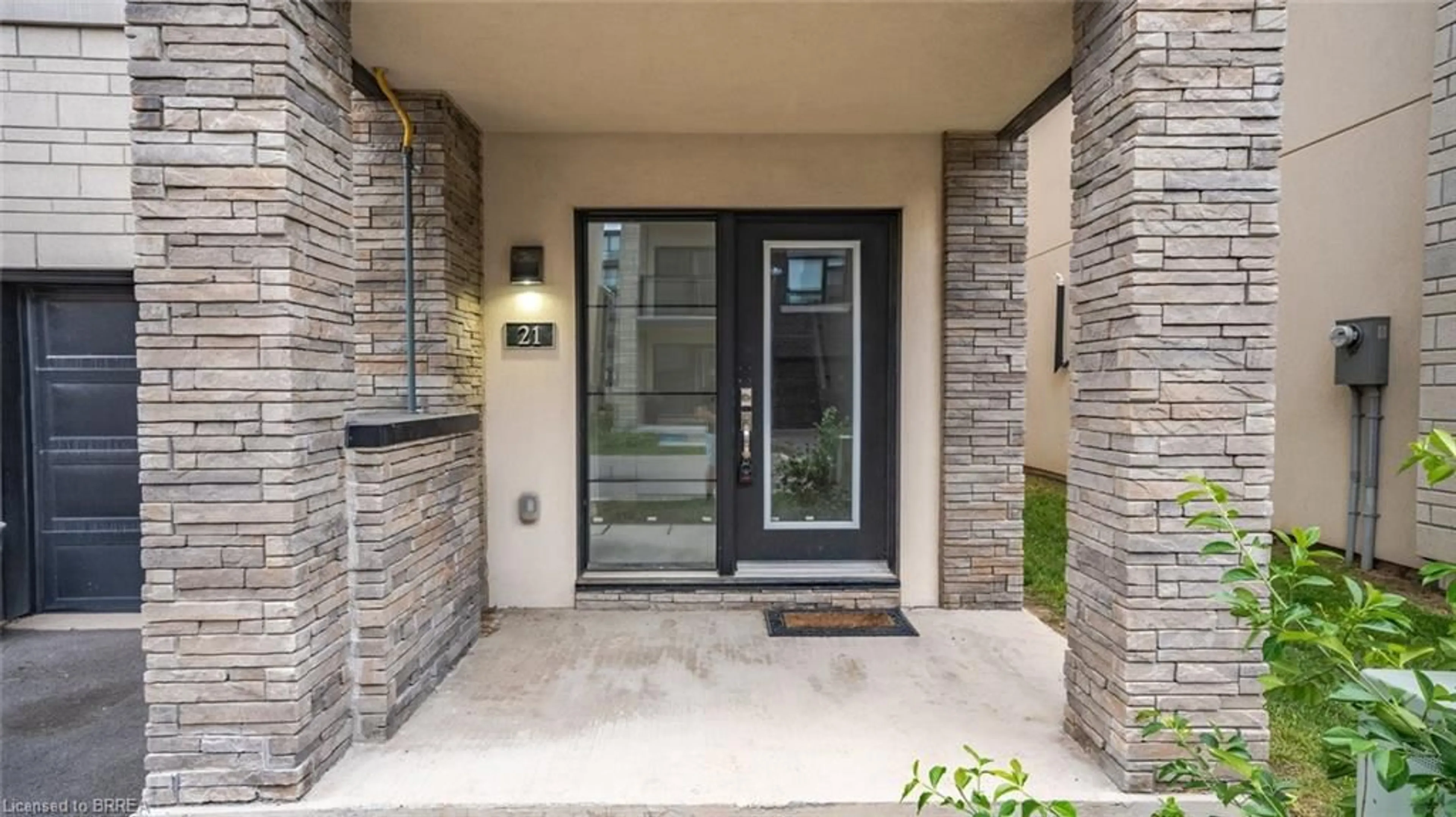 Indoor entryway for 1121 Cooke Blvd #21, Burlington Ontario L7T 0C3