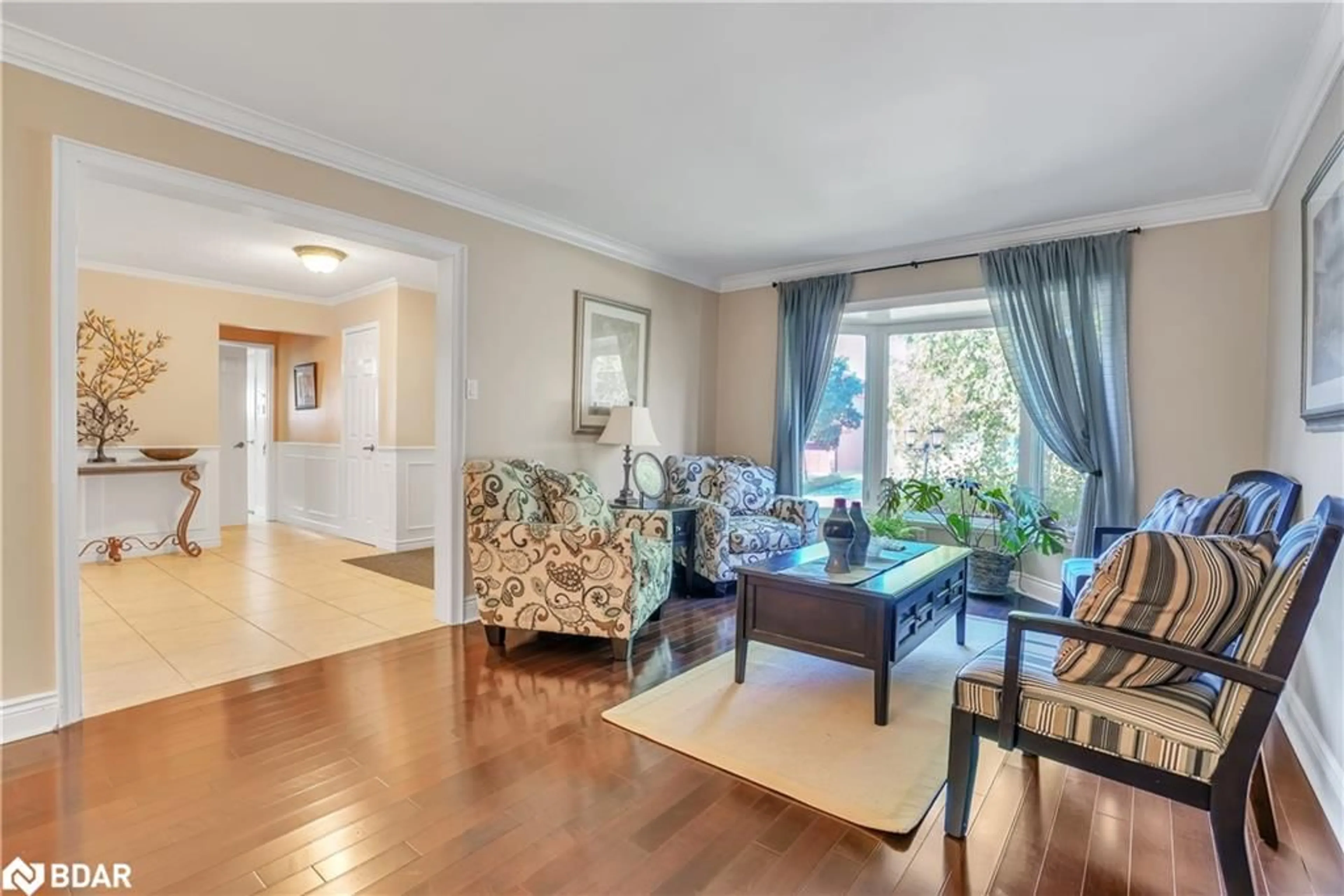 Living room with furniture, wood/laminate floor for 43 Waterhouse Way, Richmond Hill Ontario L4C 9H5
