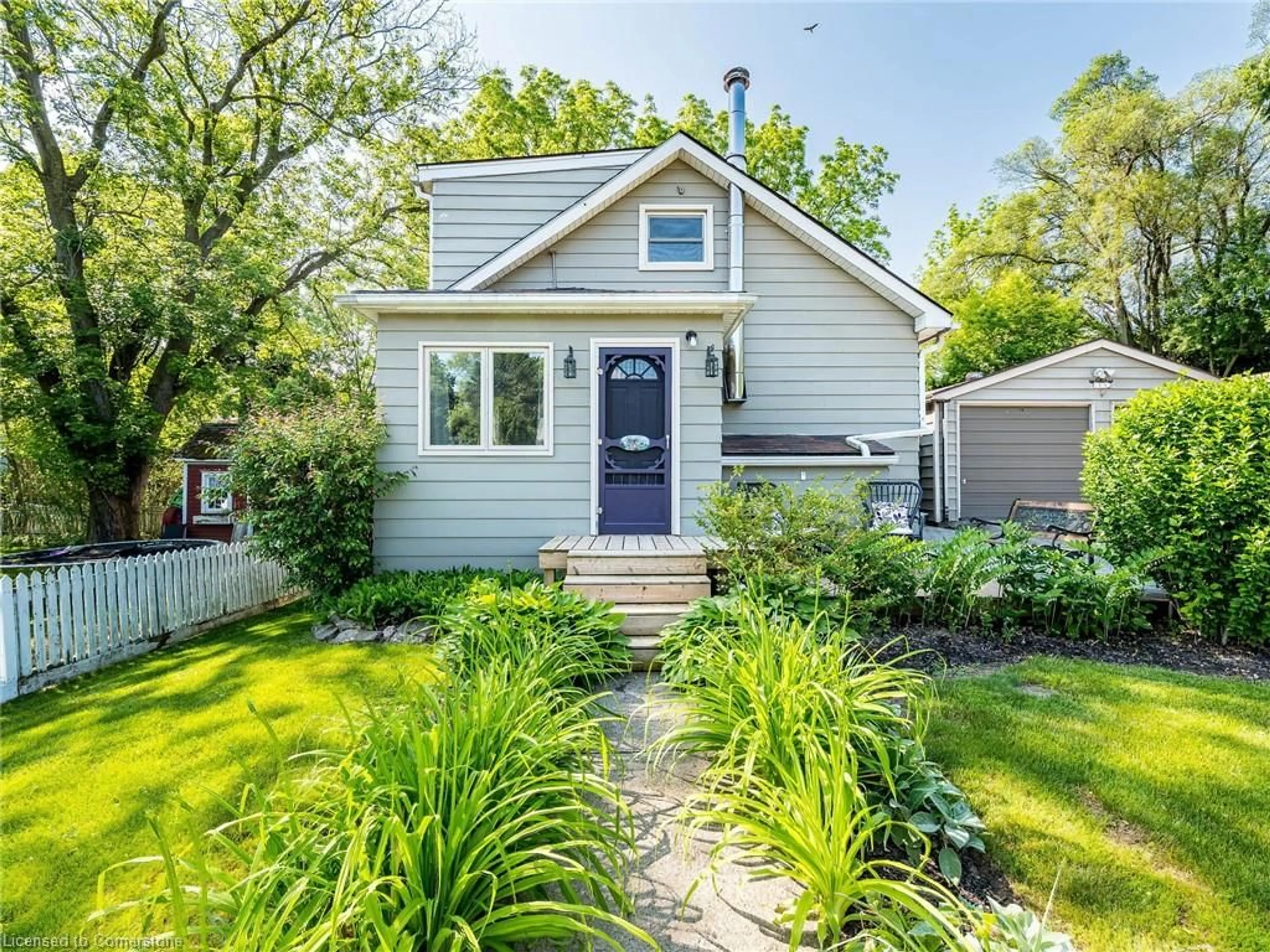 Home with vinyl exterior material, street for 25 Highlander St, Niagara-on-the-Lake Ontario L0S 1L0