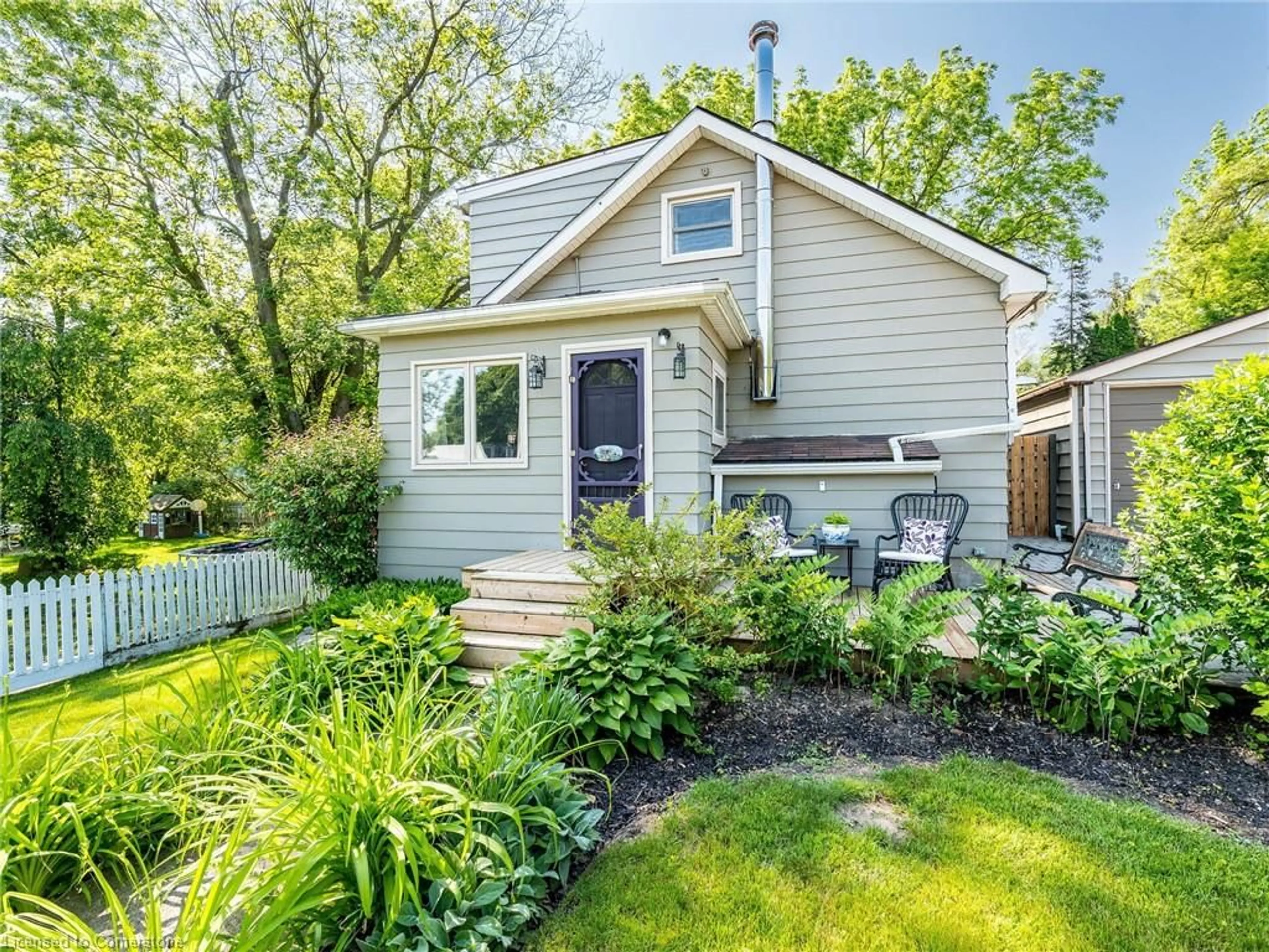 Home with vinyl exterior material, street for 25 Highlander St, Niagara-on-the-Lake Ontario L0S 1L0