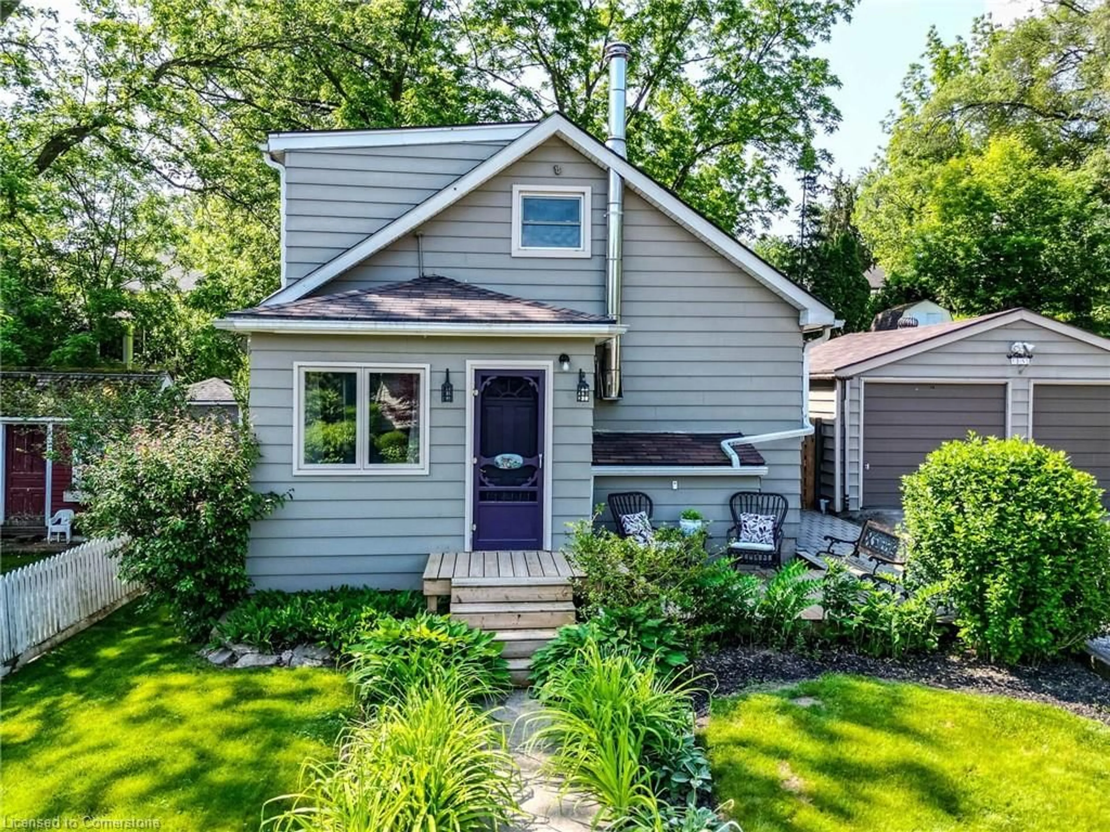Home with vinyl exterior material, street for 25 Highlander St, Niagara-on-the-Lake Ontario L0S 1L0