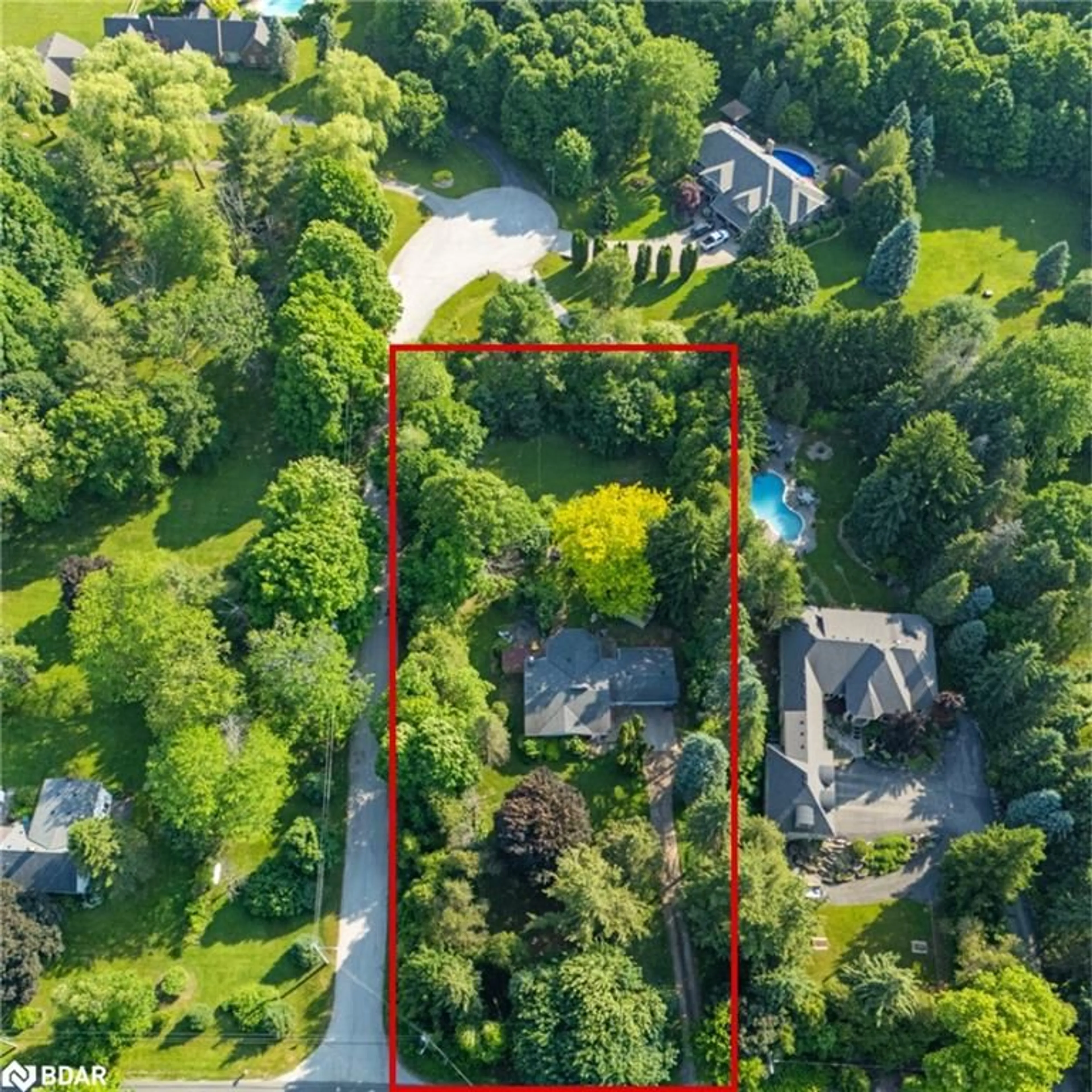 A pic from outside/outdoor area/front of a property/back of a property/a pic from drone, street for 5106 Cedar Springs Crt, Burlington Ontario L7P 0B6