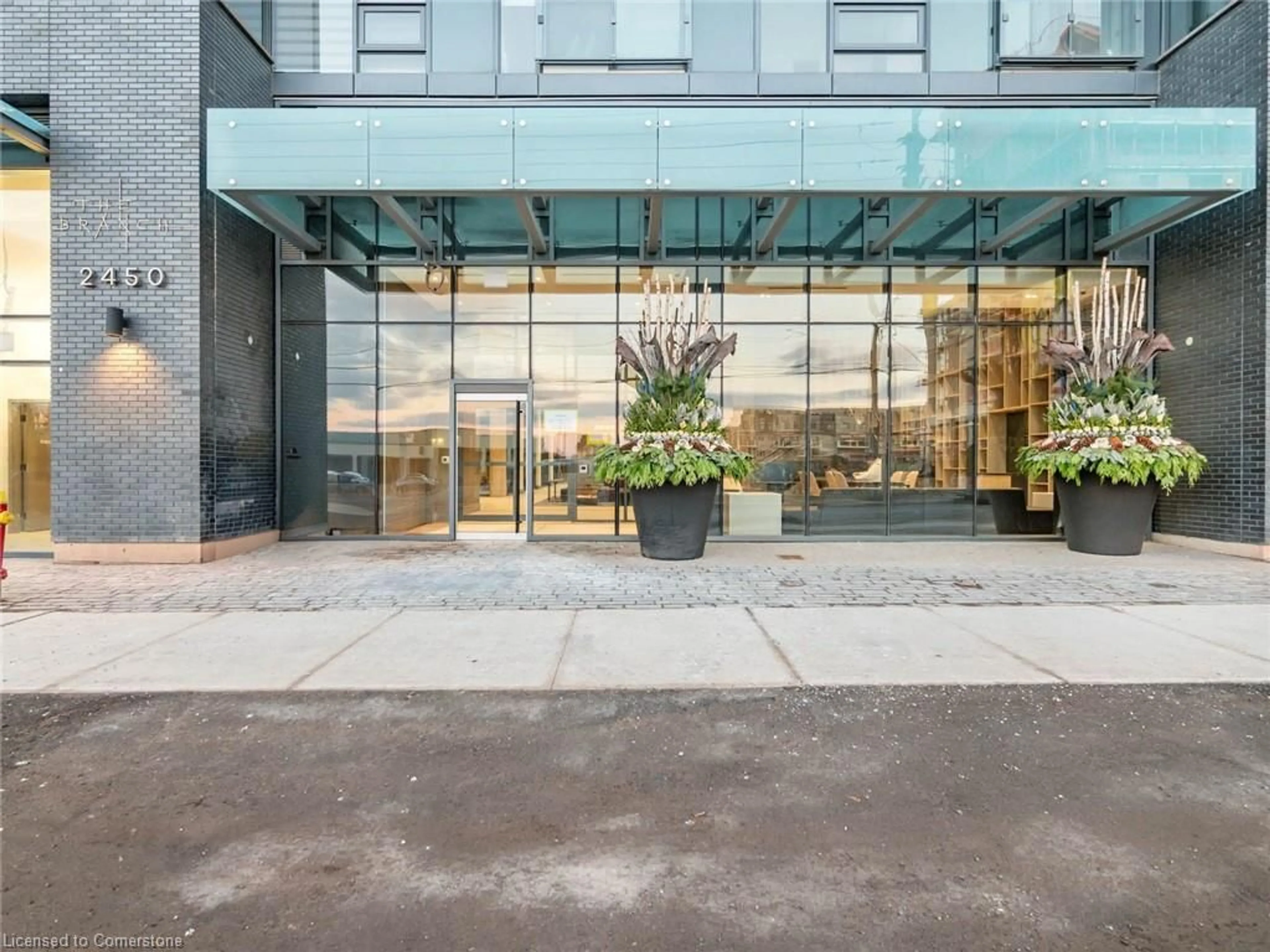 Indoor foyer for 2450 Old Bronte Rd #339, Oakville Ontario L6M 4J2