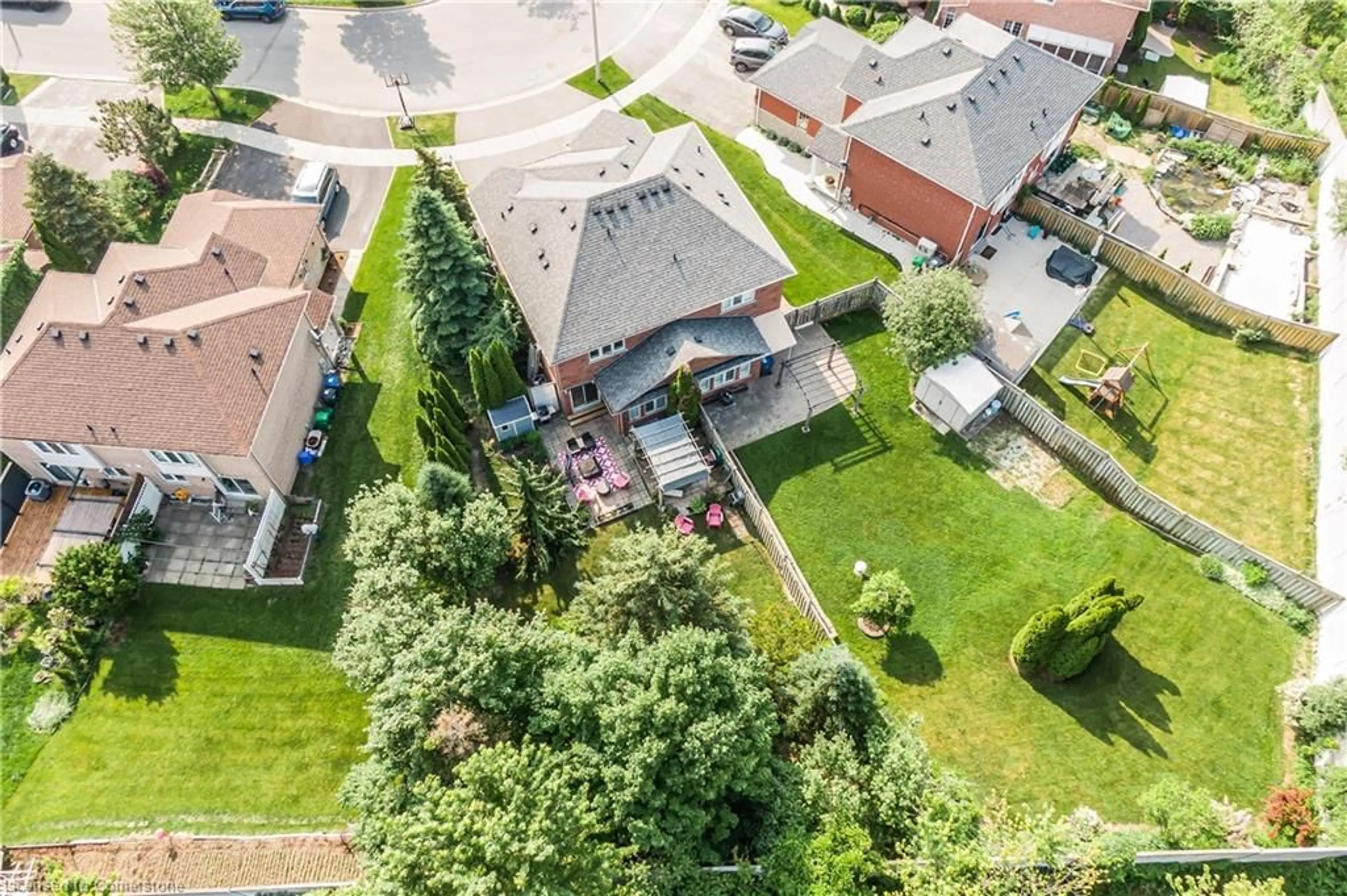 A pic from outside/outdoor area/front of a property/back of a property/a pic from drone, street for 7514 Black Walnut Trail, Mississauga Ontario L5N 8A9