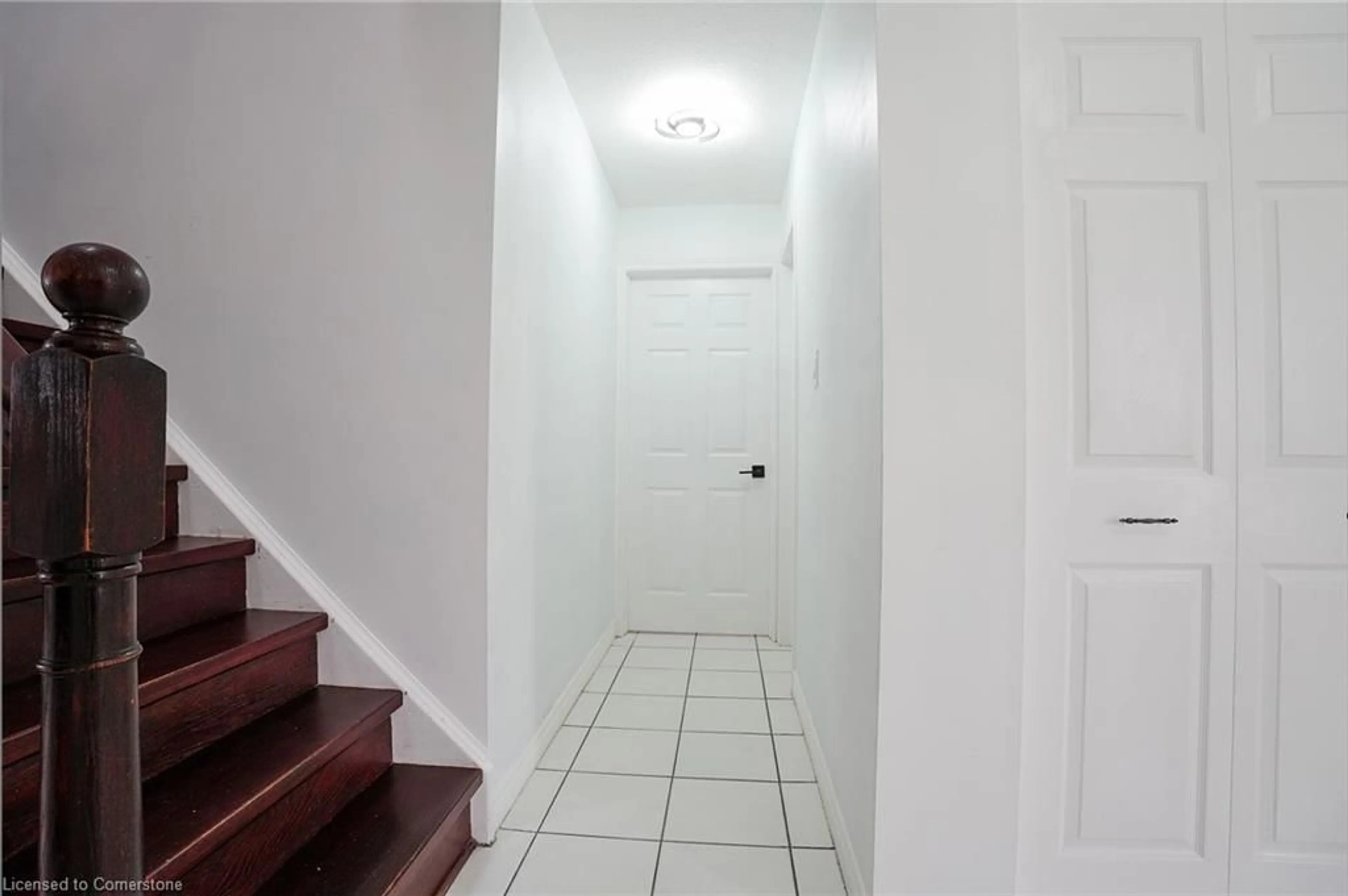Indoor foyer for 76 Country Club Dr, Cambridge Ontario N1T 1Z8