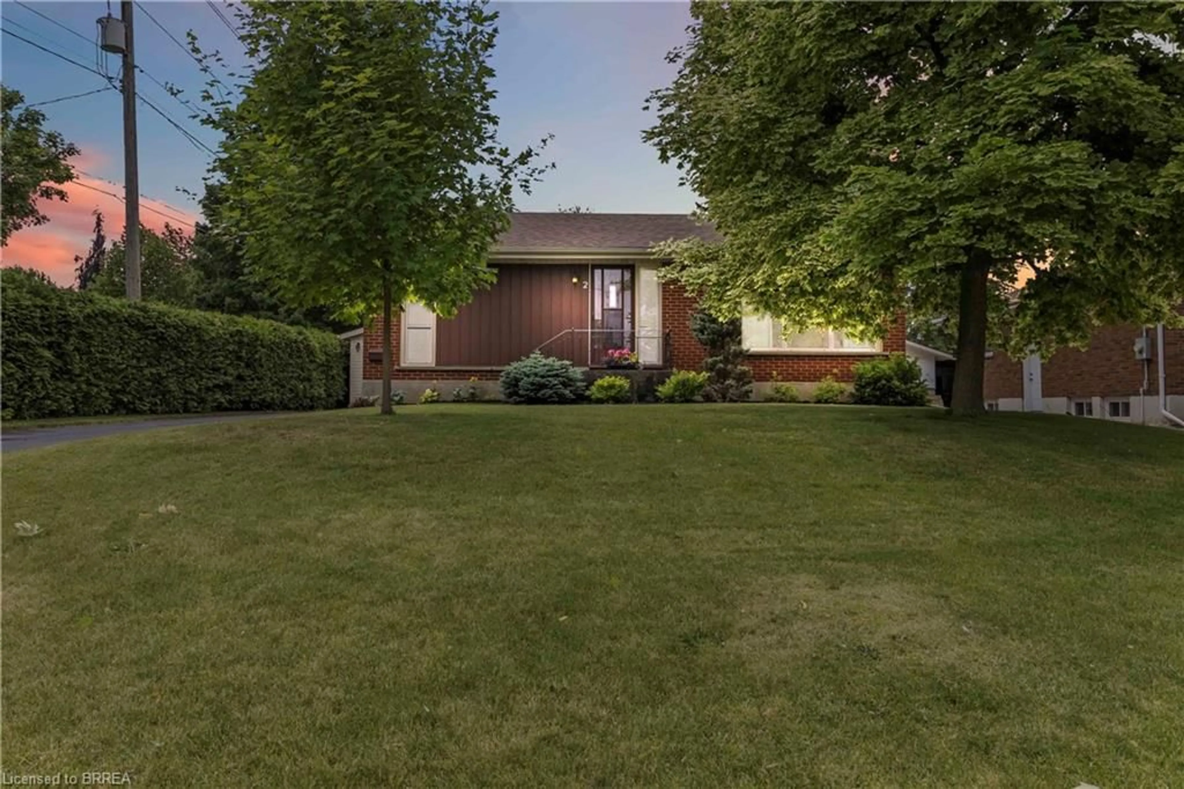 A pic from outside/outdoor area/front of a property/back of a property/a pic from drone, street for 2 Barbara St, Brantford Ontario N3R 5M8