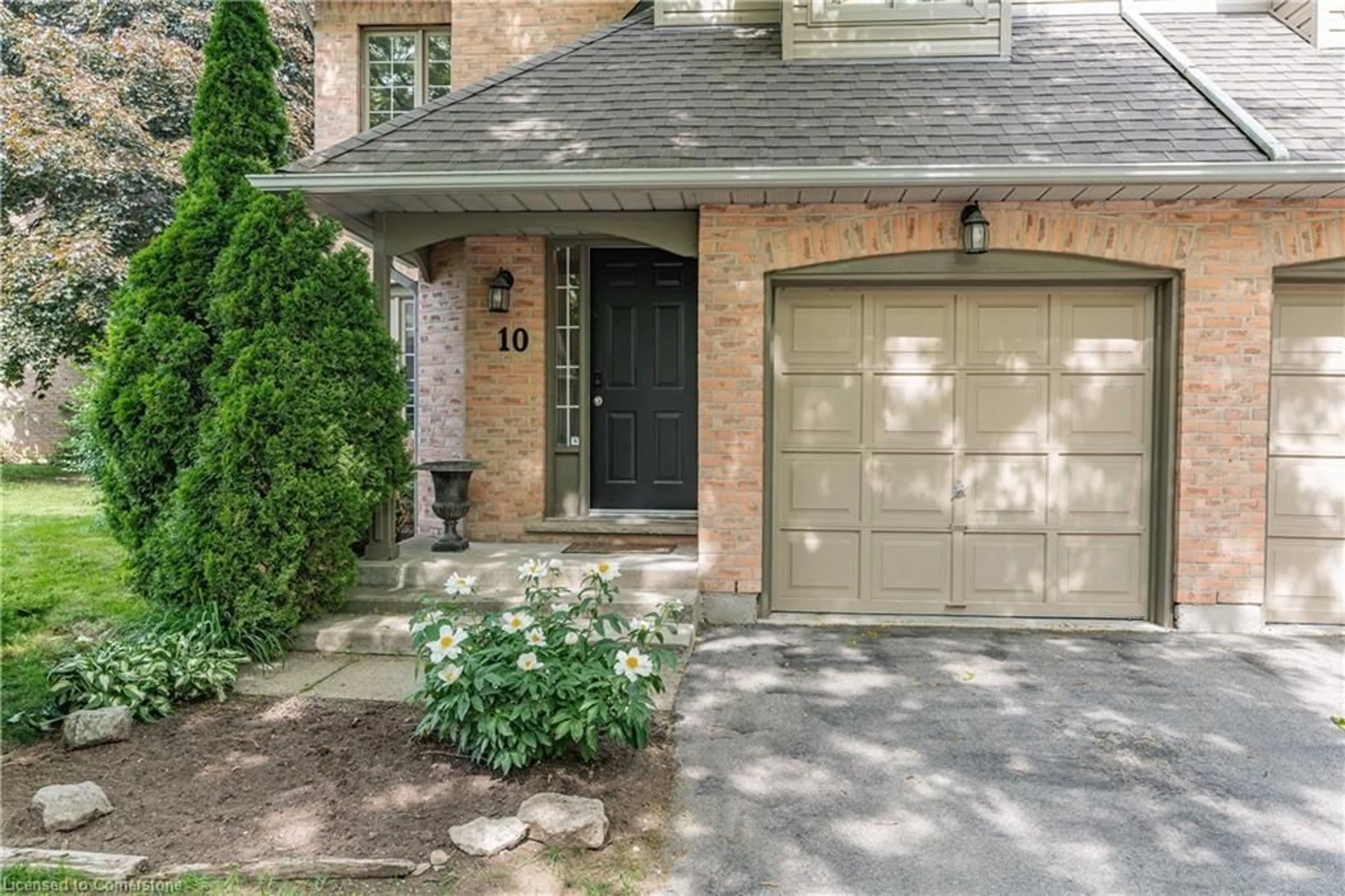 Home with brick exterior material, street for 320 Hamilton Dr #10, Ancaster Ontario L9G 4W6