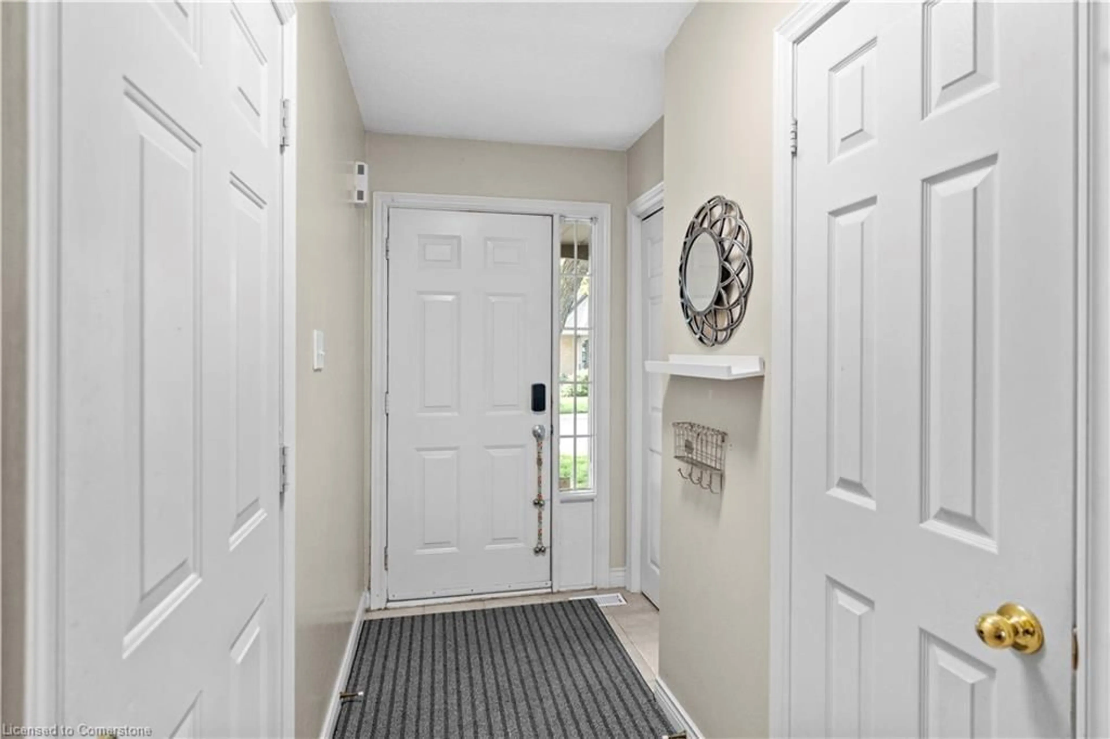 Indoor entryway for 320 Hamilton Dr #10, Ancaster Ontario L9G 4W6