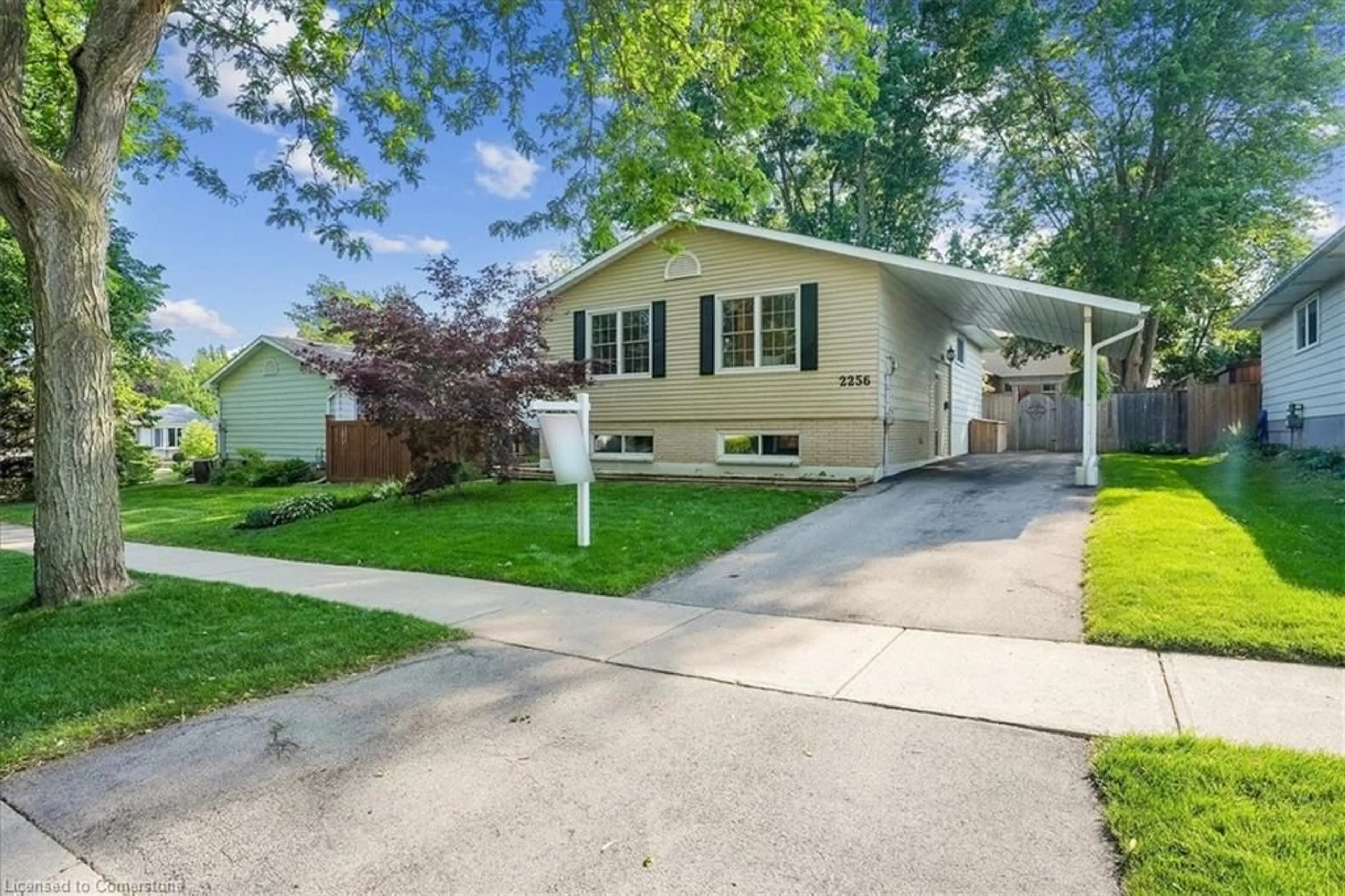 Home with vinyl exterior material, street for 2256 Sheffield Dr, Burlington Ontario L7P 2X3