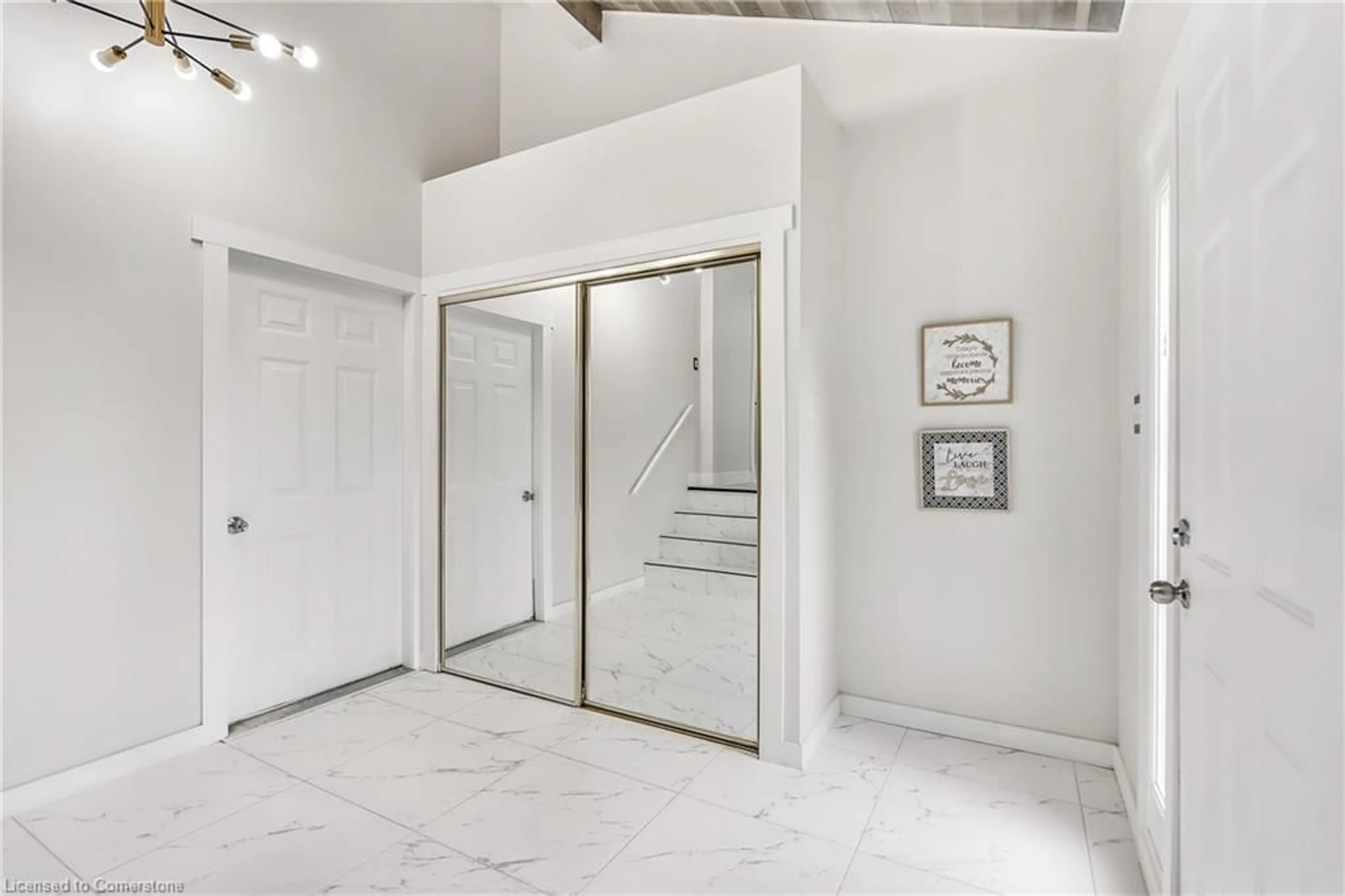 Indoor foyer for 322 Jones Rd, Hamilton Ontario L8E 5N2