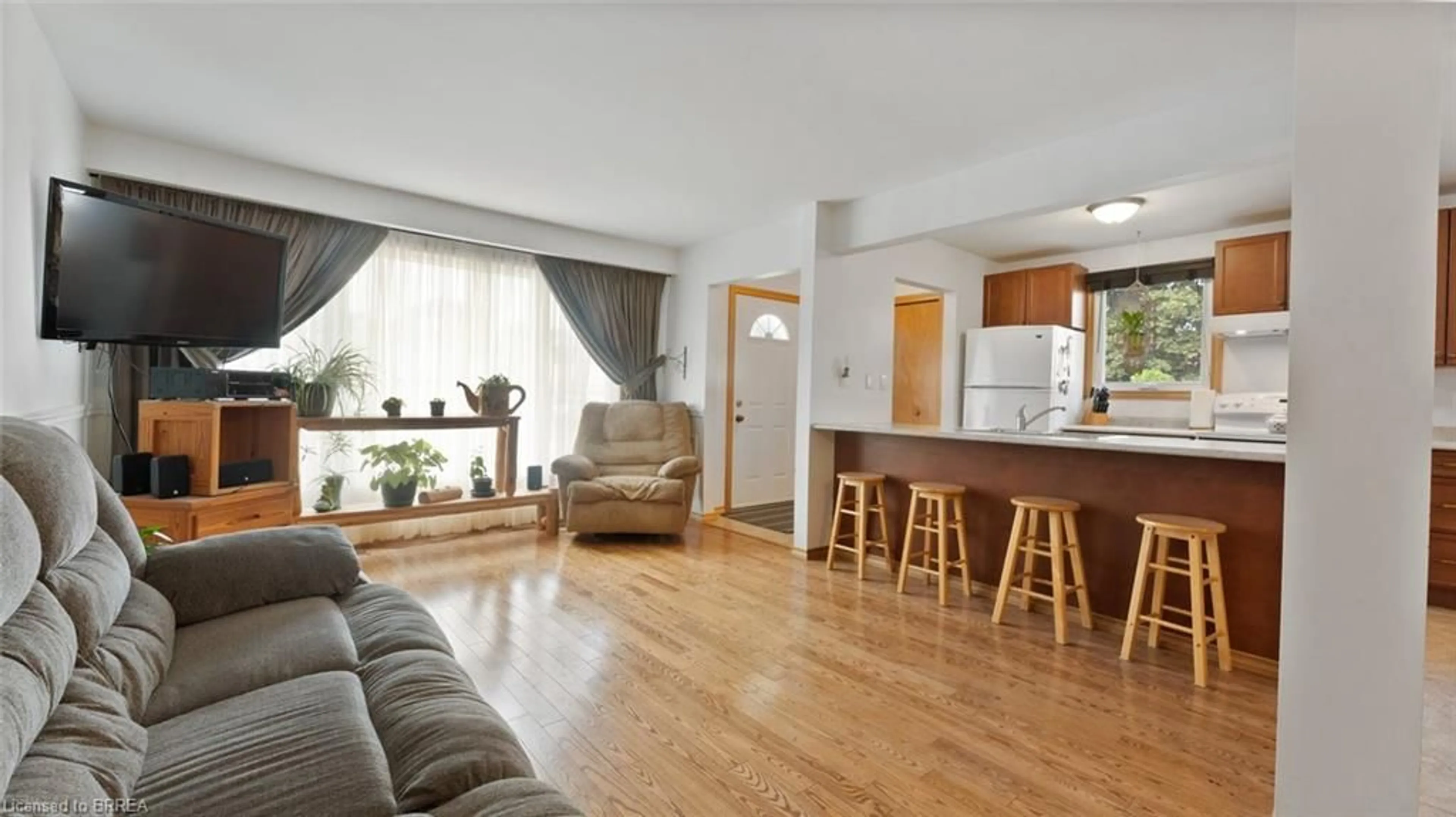 Living room with furniture, wood/laminate floor for 72 Magnolia Dr, Paris Ontario N3L 3N3