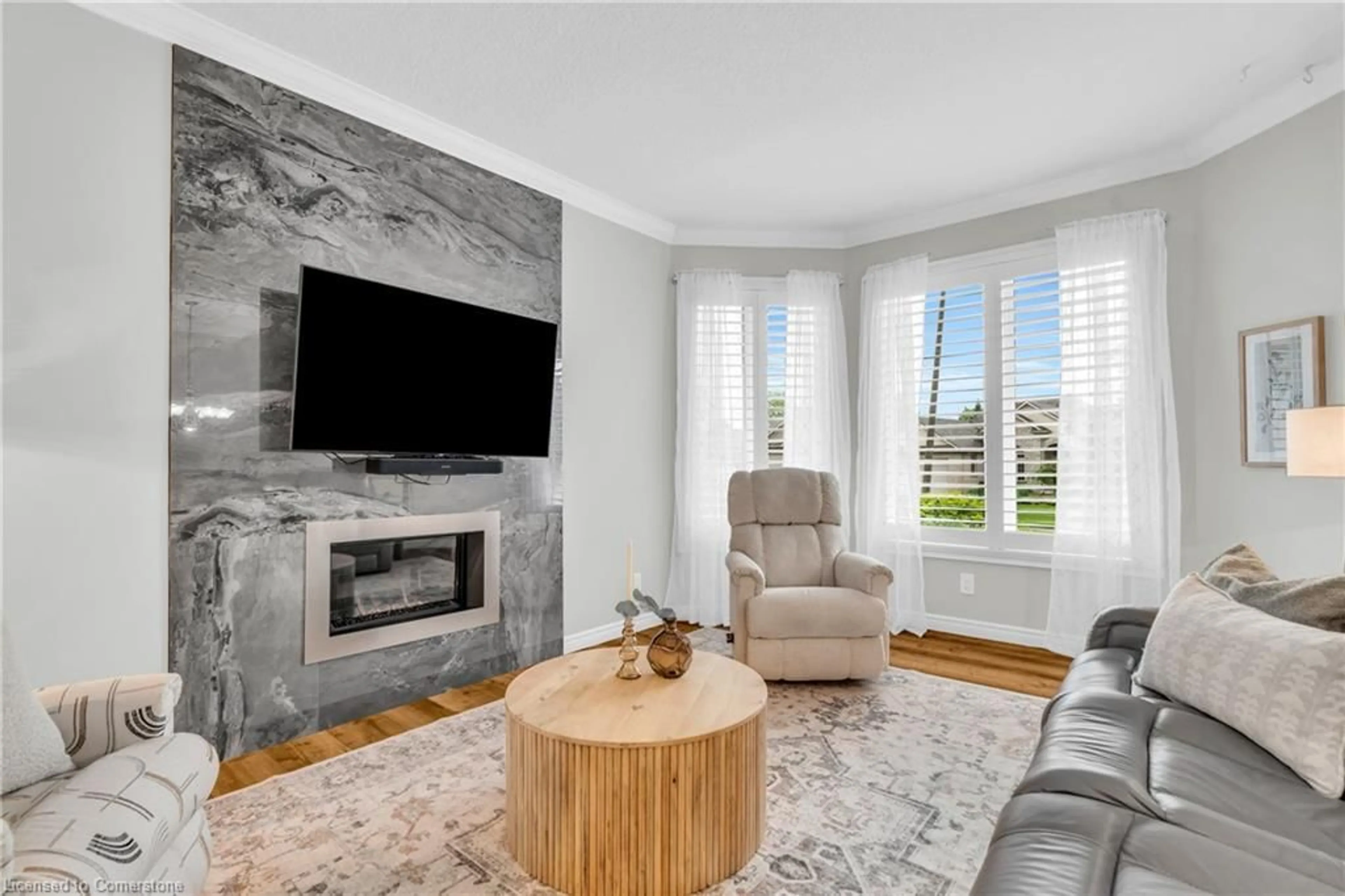 Living room with furniture, unknown for 33 Long Lane, Paris Ontario N3L 4E9