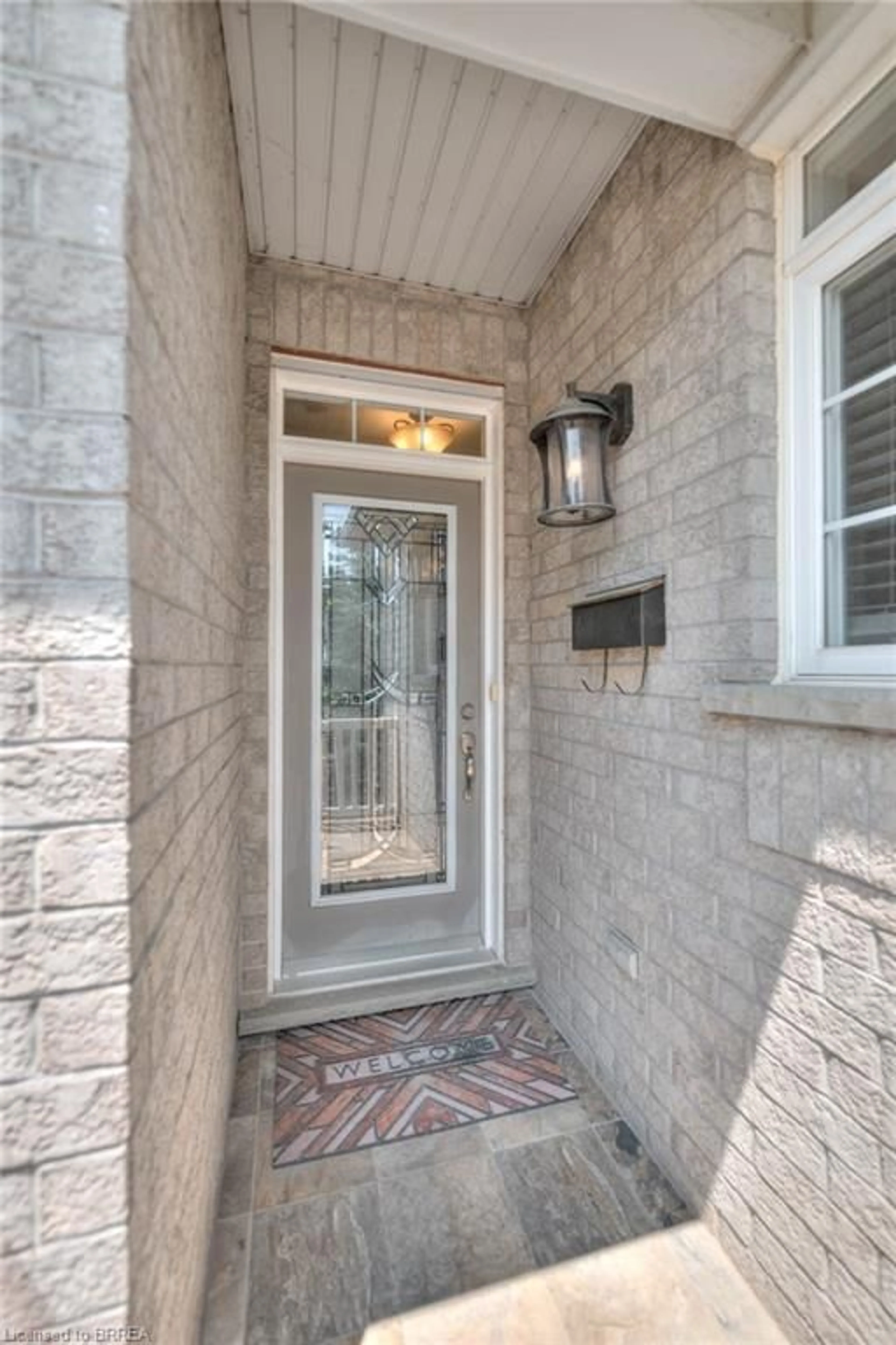 Indoor entryway for 330 Pine Valley Dr, Kitchener Ontario N2P 2V5