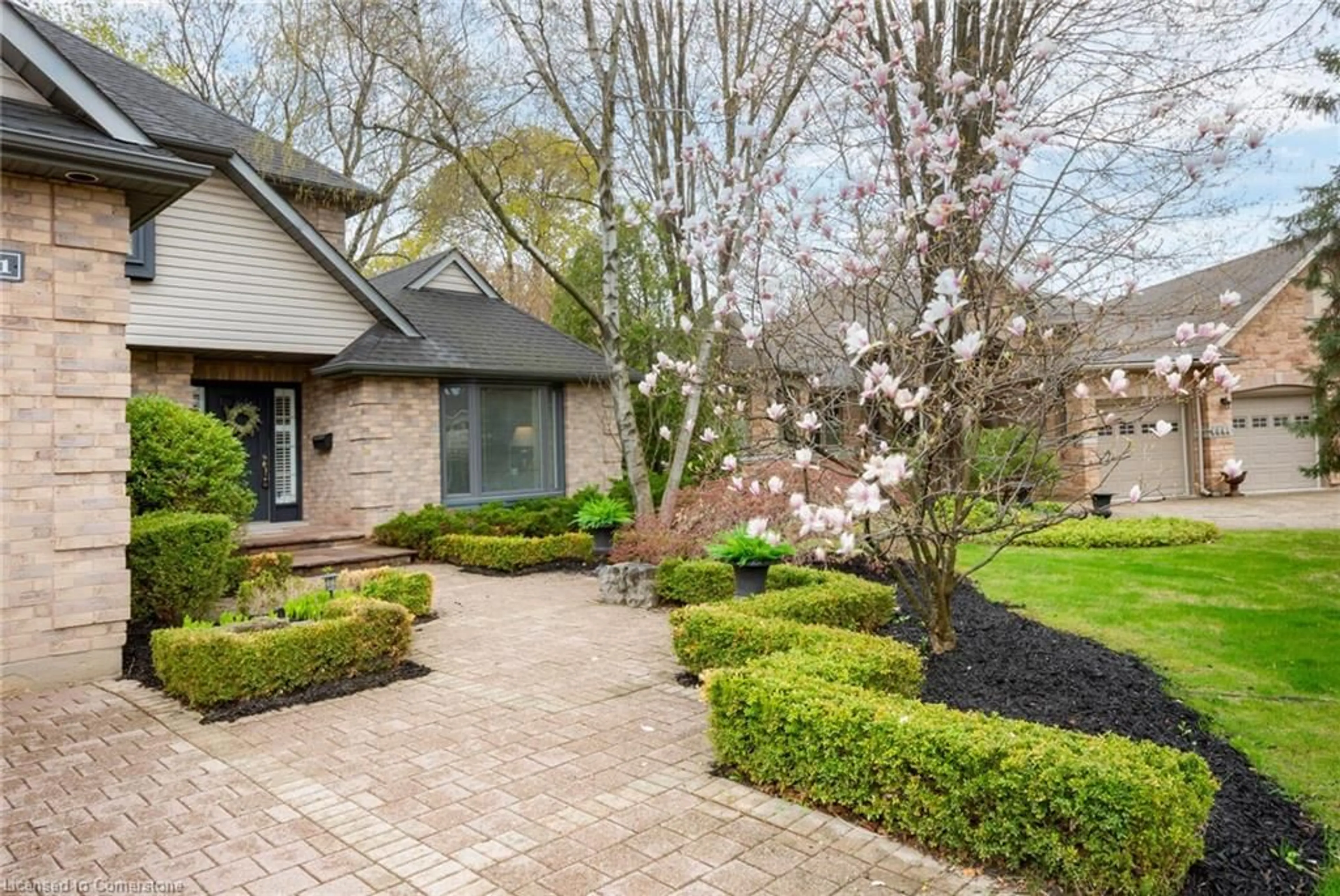 Home with brick exterior material, street for 4011 Lantern Lane, Burlington Ontario L7L 5Z2
