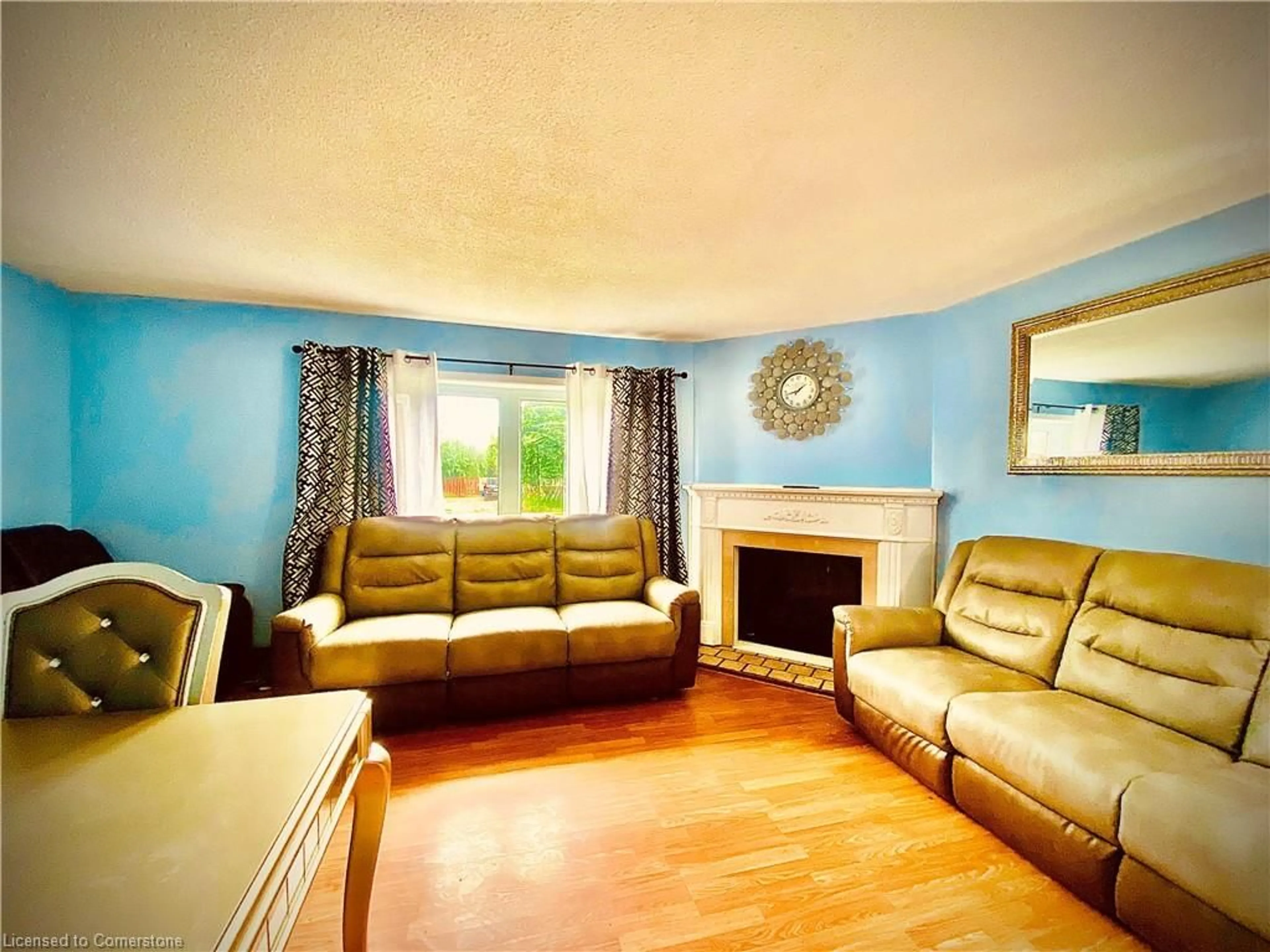 Living room with furniture, wood/laminate floor for 78 Carter Cres, Cambridge Ontario N1R 7L4