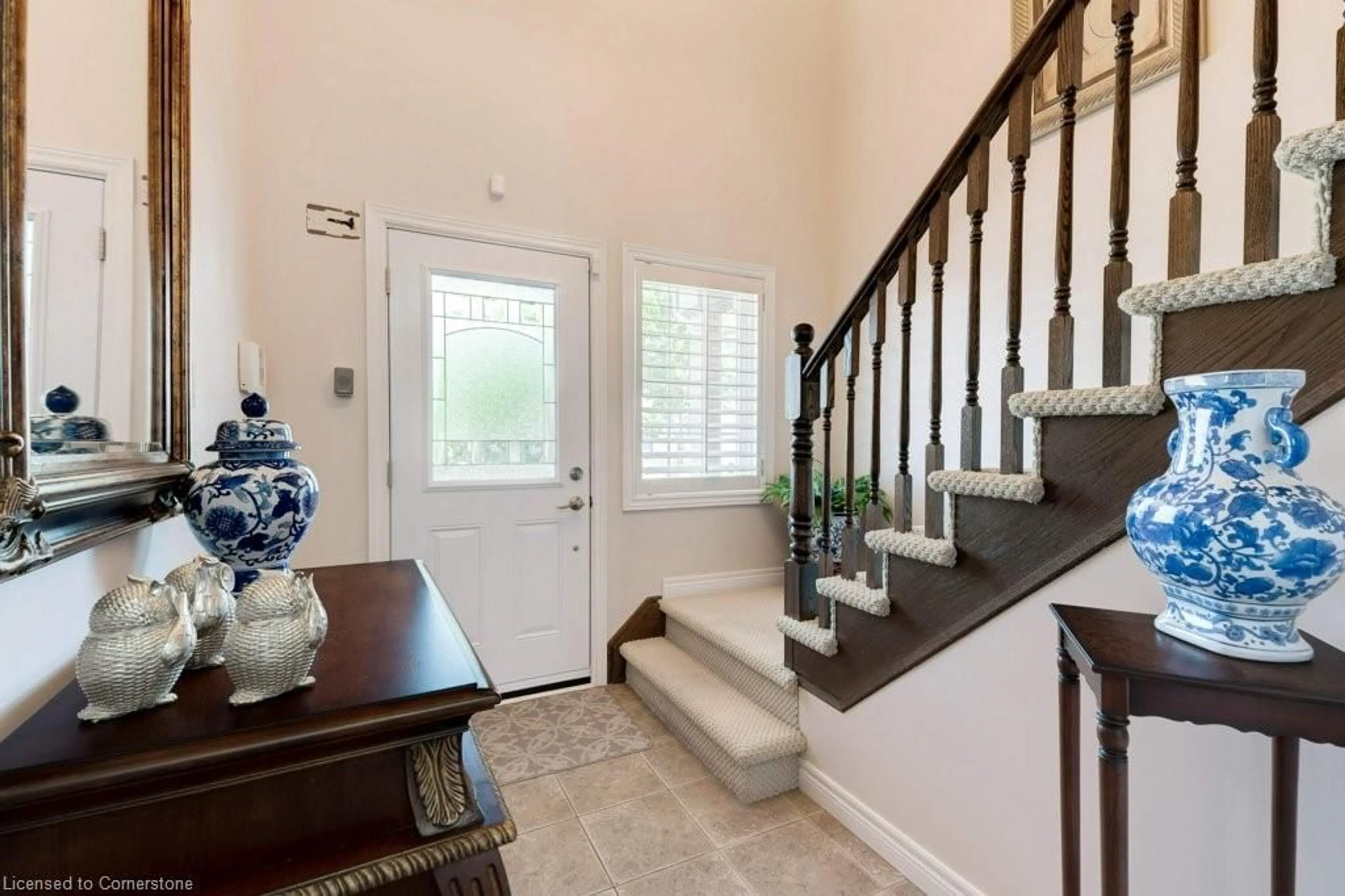 Indoor entryway for 5232 Stonehaven Dr, Burlington Ontario L7L 7J4