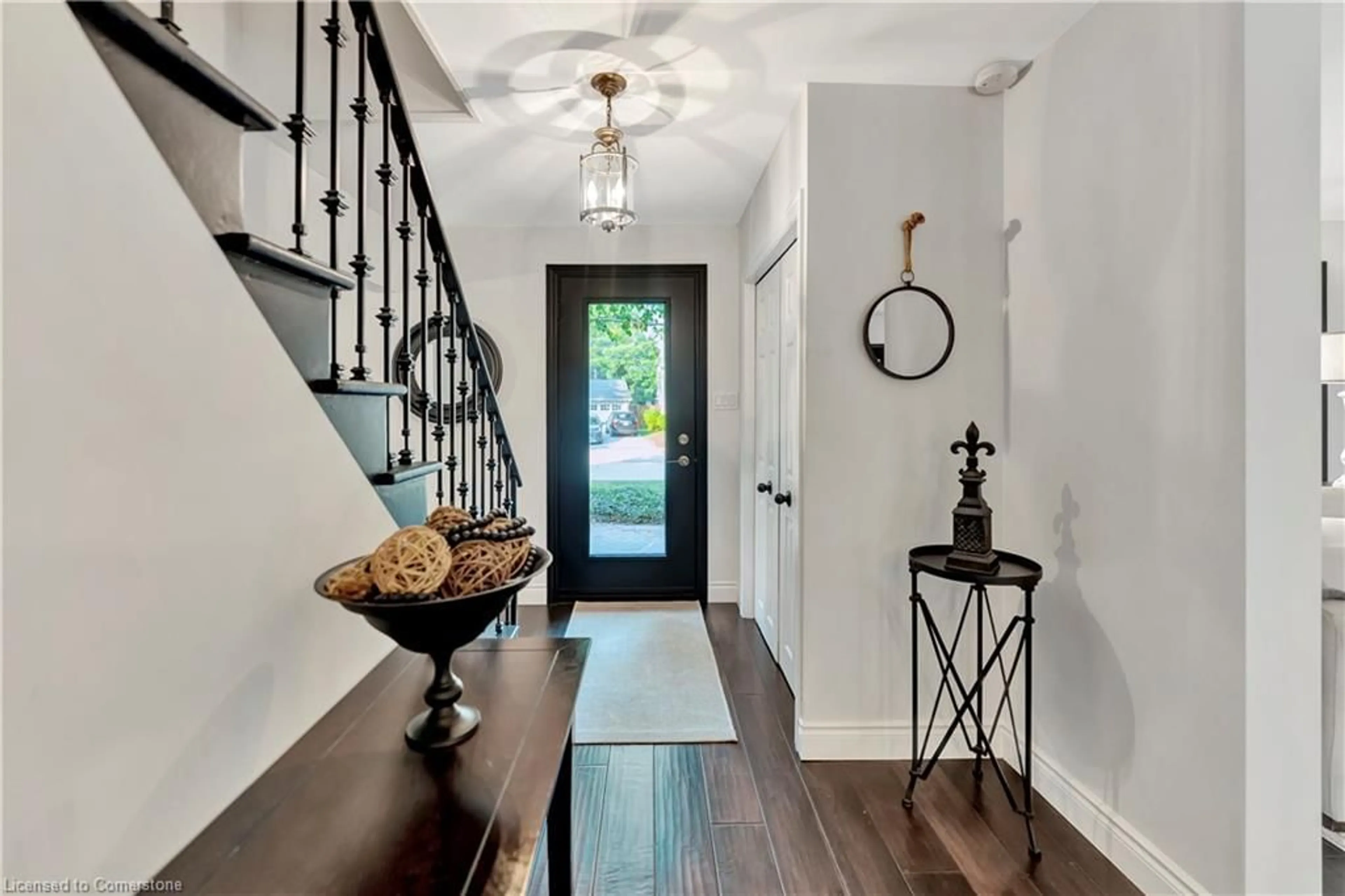 Indoor entryway for 564 Rosedale Cres, Burlington Ontario L7N 2T1