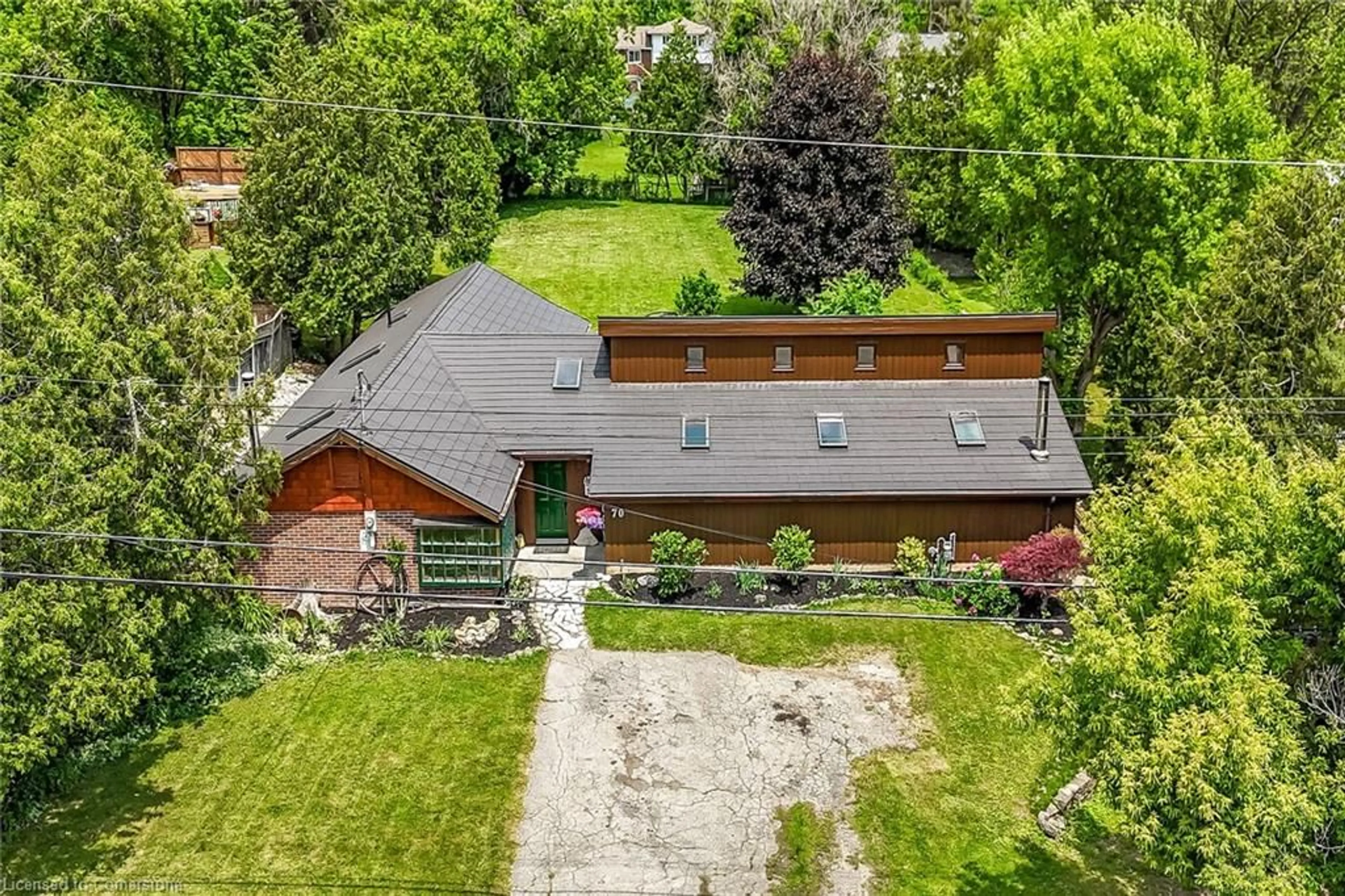 A pic from outside/outdoor area/front of a property/back of a property/a pic from drone, unknown for 70 Home St, Dundas Ontario L9H 5W3