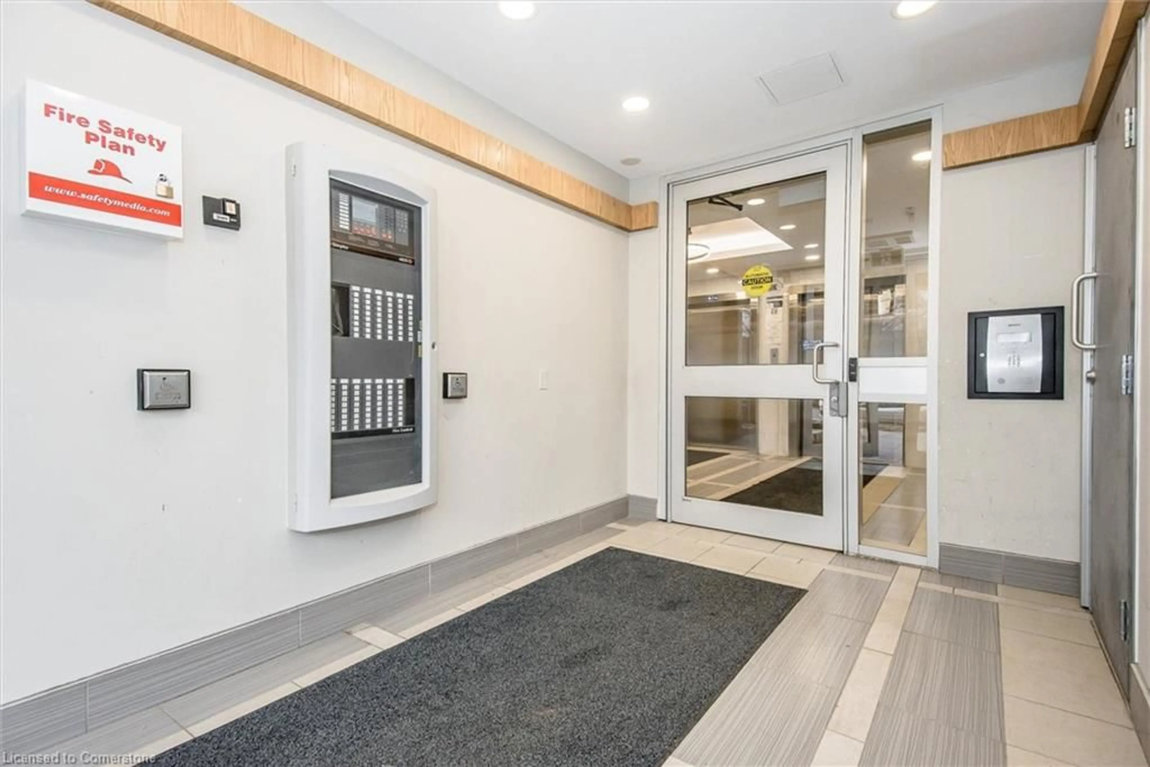 Indoor foyer for 258A Sunview St #137, Waterloo Ontario N2L 0H7