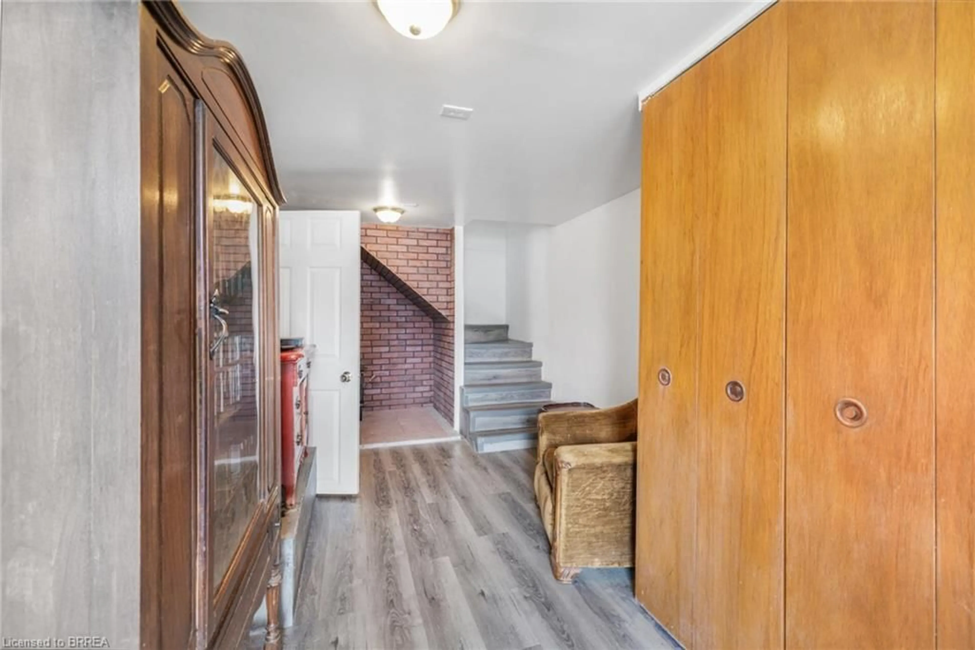 Indoor entryway for 6 Patricia St, Brantford Ontario N3T 1W5