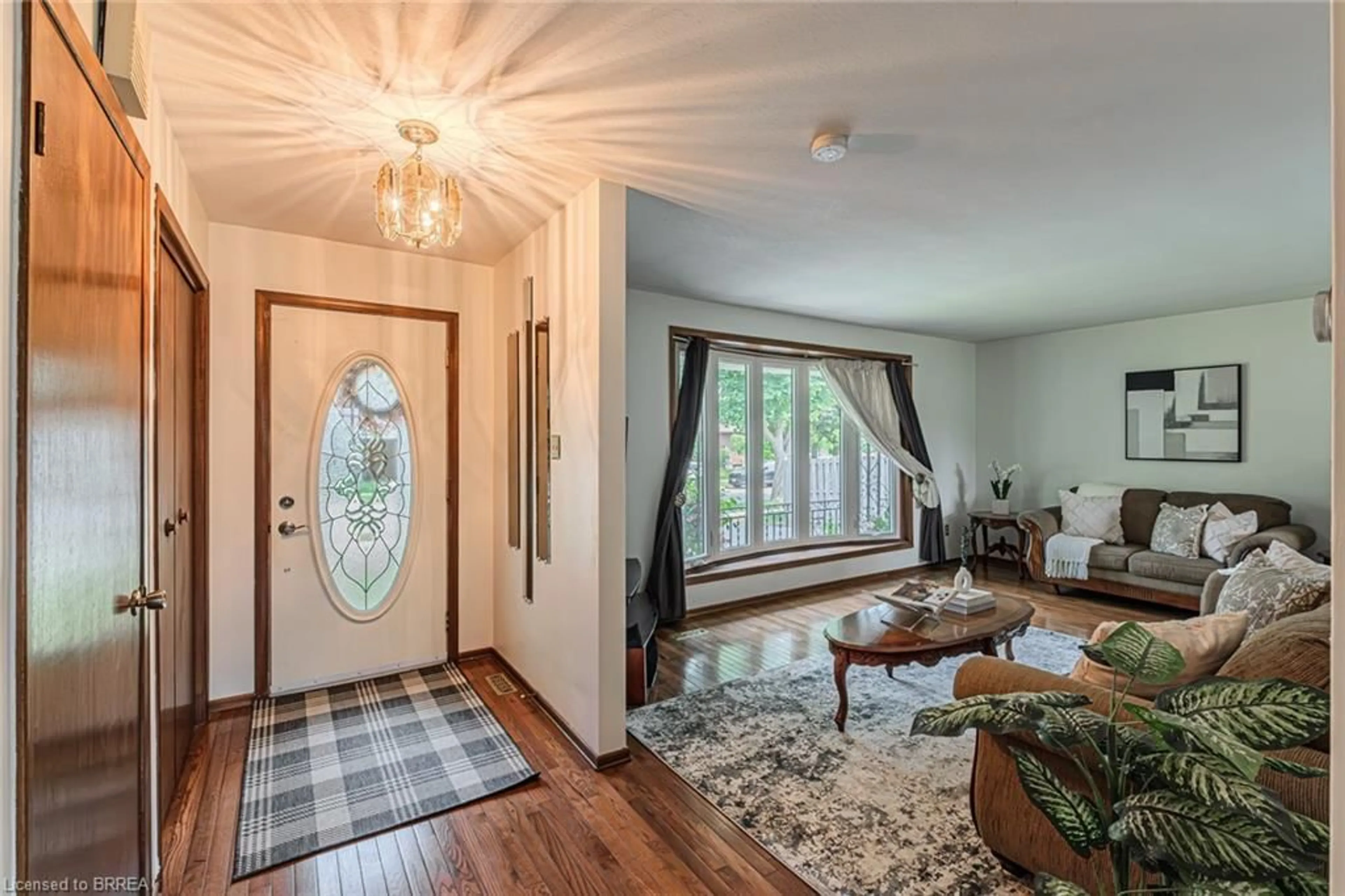 Indoor entryway for 5 Pippin Dr, Brantford Ontario N3R 5V8