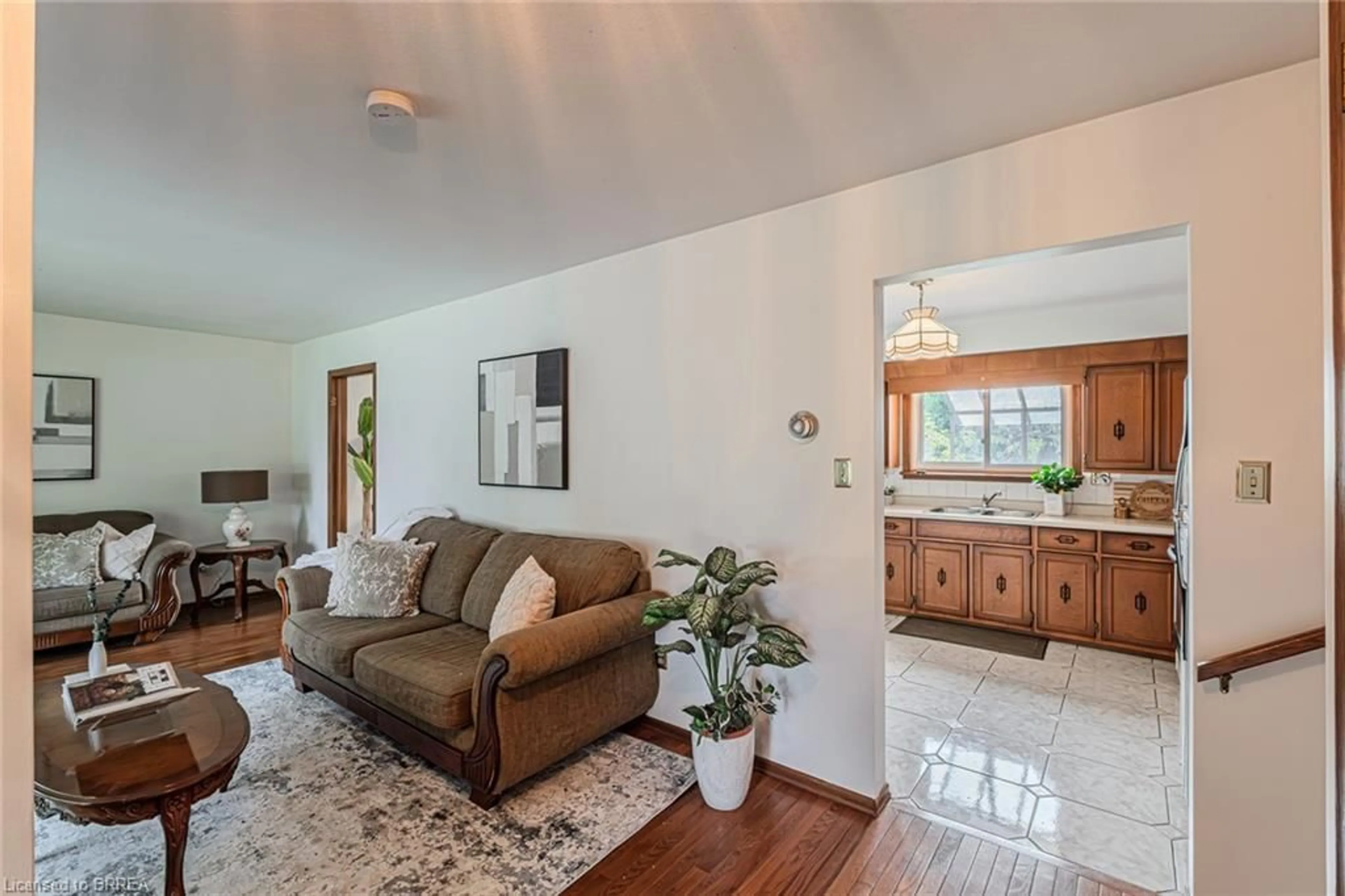 Living room with furniture, unknown for 5 Pippin Dr, Brantford Ontario N3R 5V8