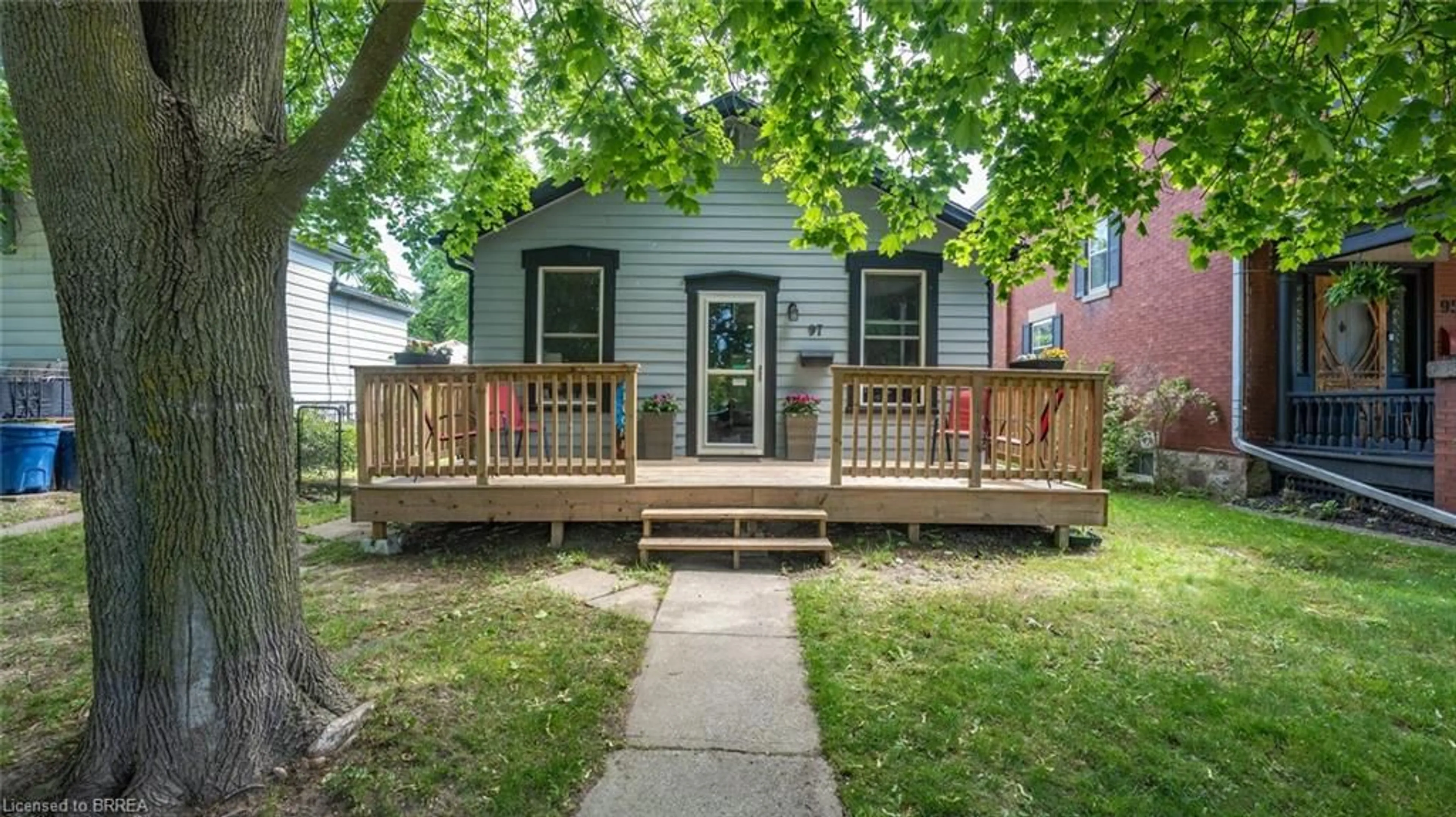 Patio, street for 97 Willow St, Paris Ontario N3L 2L1