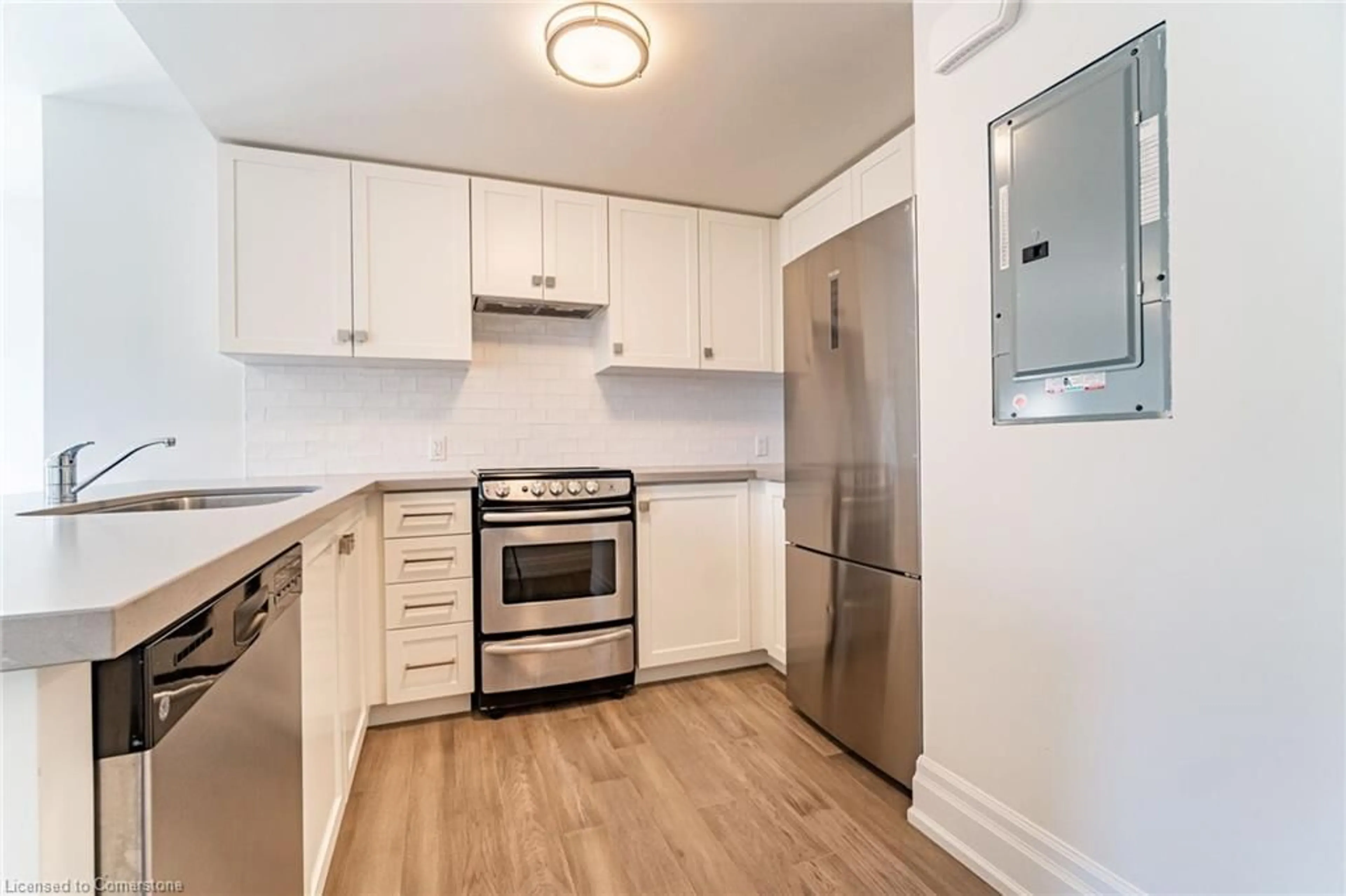 Standard kitchen, unknown for 760 Lakeshore Rd #202, Mississauga Ontario L5E 1C7