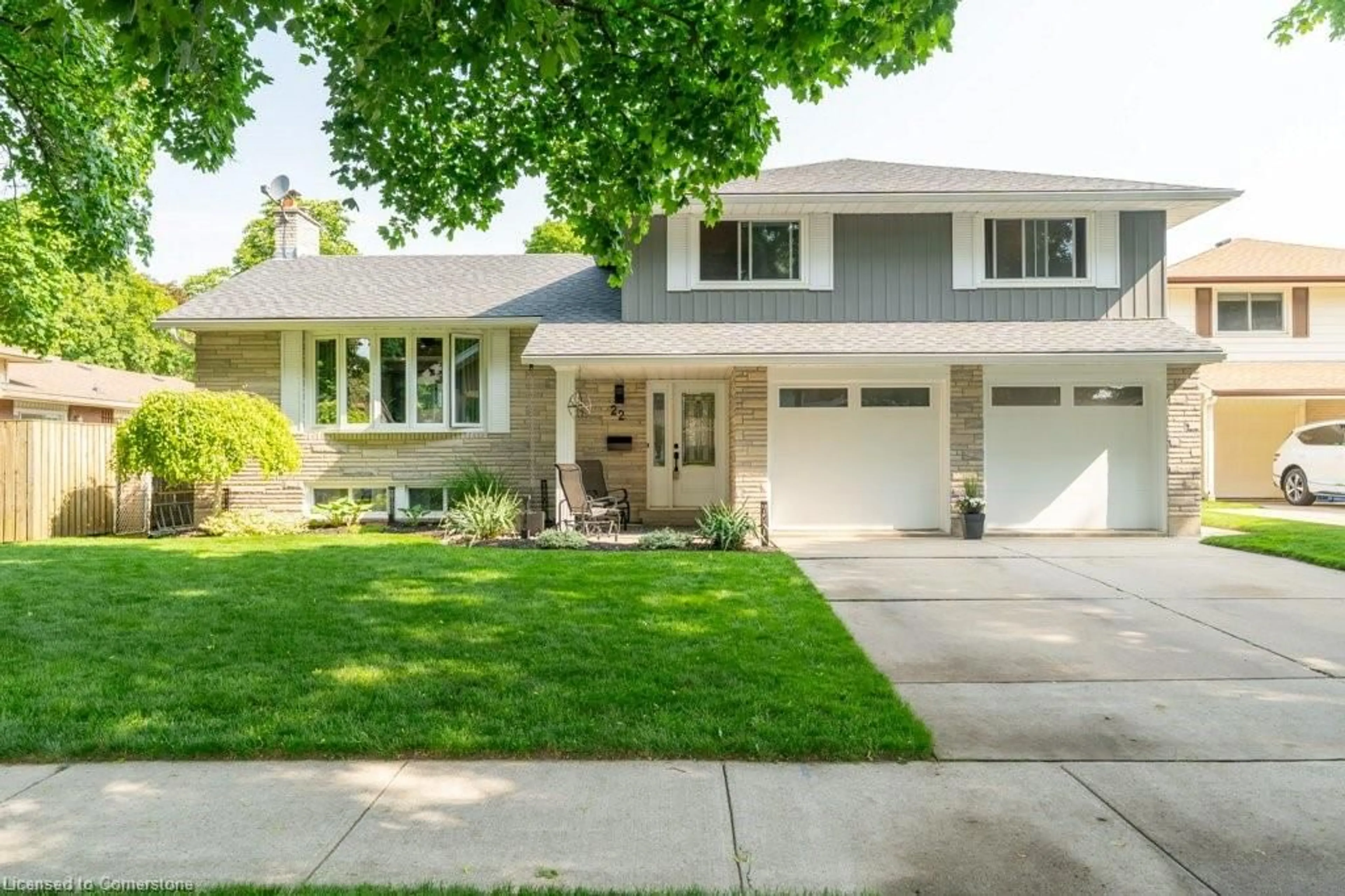 Home with vinyl exterior material, street for 22 Viewmont Close, Kitchener Ontario N2A 1K1