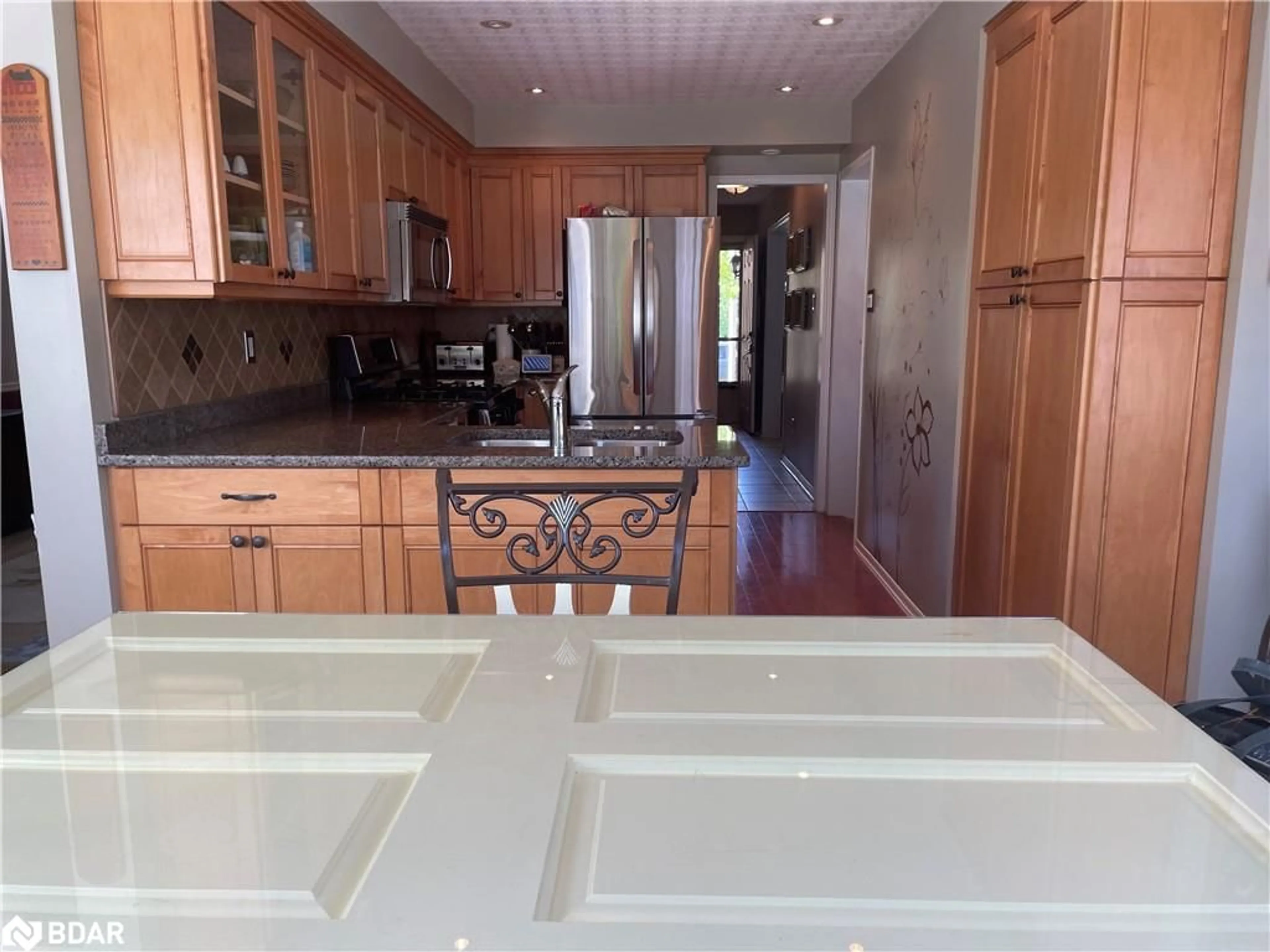 Open concept kitchen, ceramic/tile floor for 21 Barwick Dr, Barrie Ontario L4N 6Z7